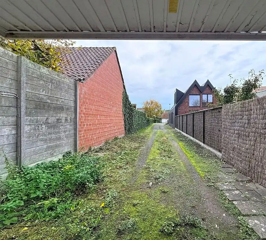 Ruime gezinswoning met grote garage en lange oprit in Dudzele foto 7