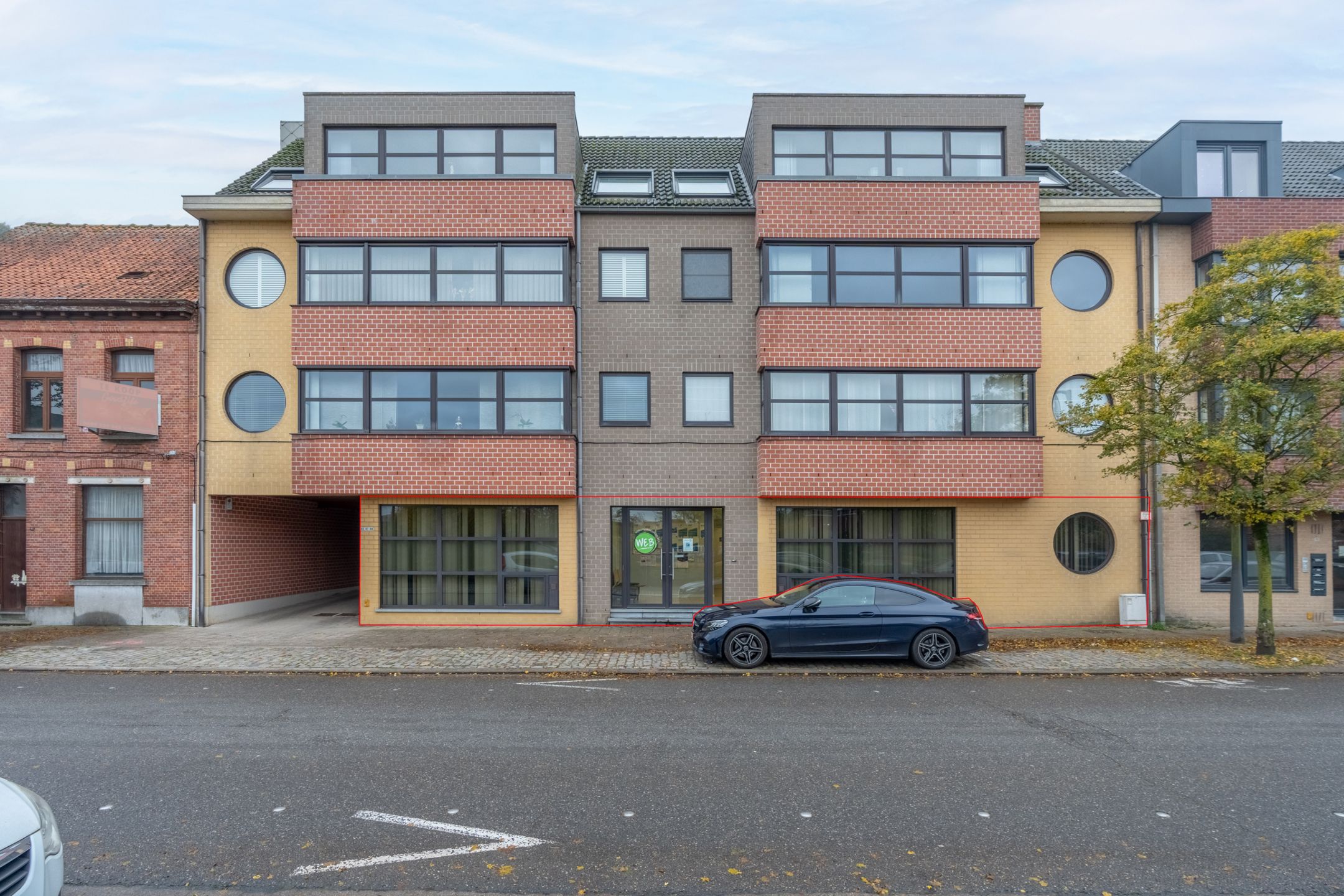 Centraal gelegen kantoorruimten (totaal ± 285m²!) te Turnhout. foto {{pictureIndex}}