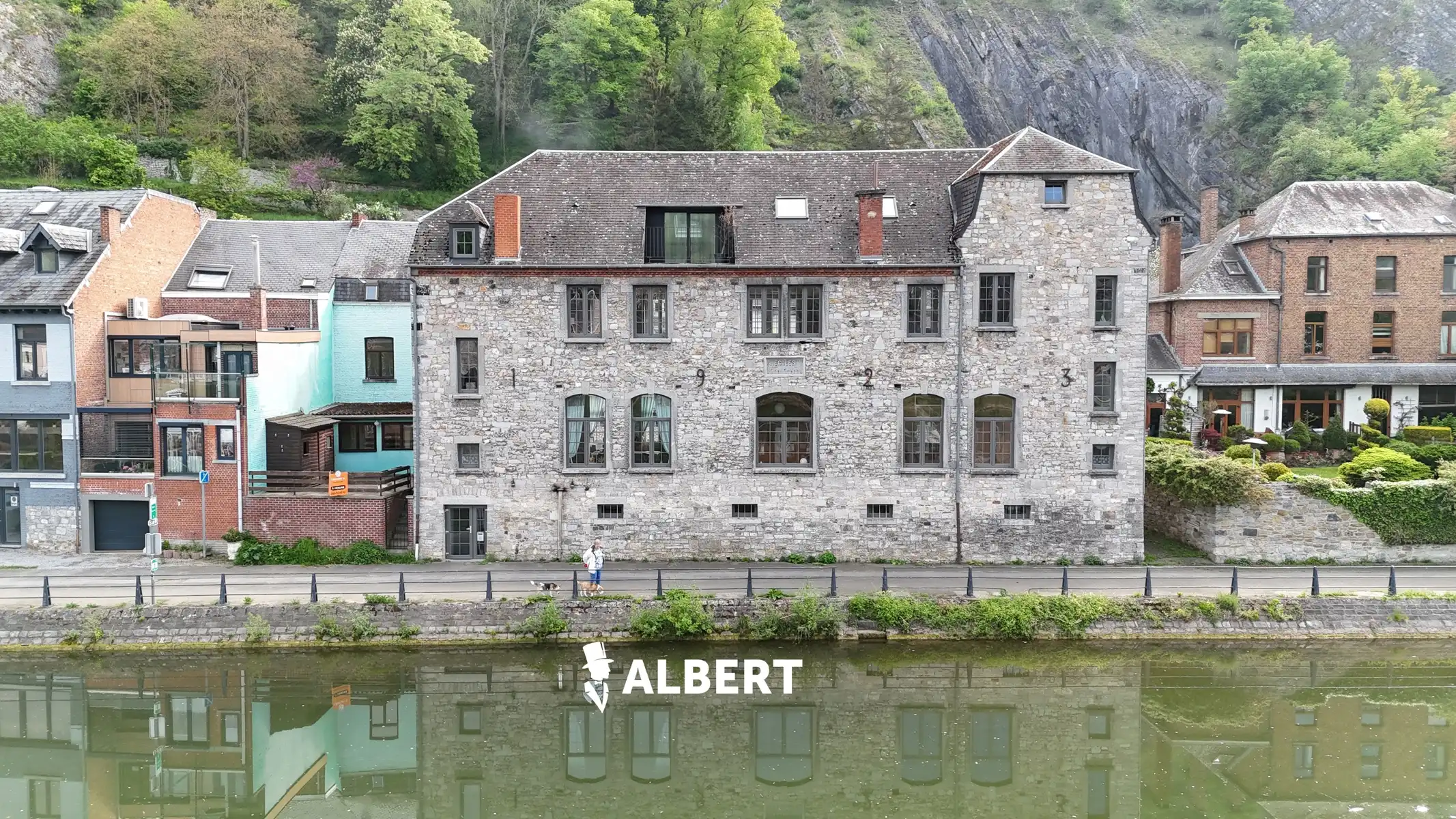 Prachtig gerenoveerde ruime woning (oude school) in Dinant! foto 3