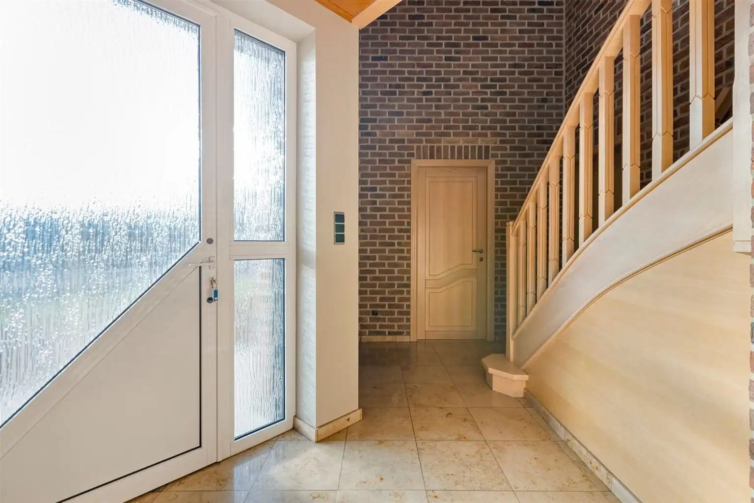 Ruime, vrijstaande woning op een perceel van 965m2 met 3 slaapkamers, inpandige garage en tuin, rustig doch centraal gelegen in Oud-Dilsen. foto 12