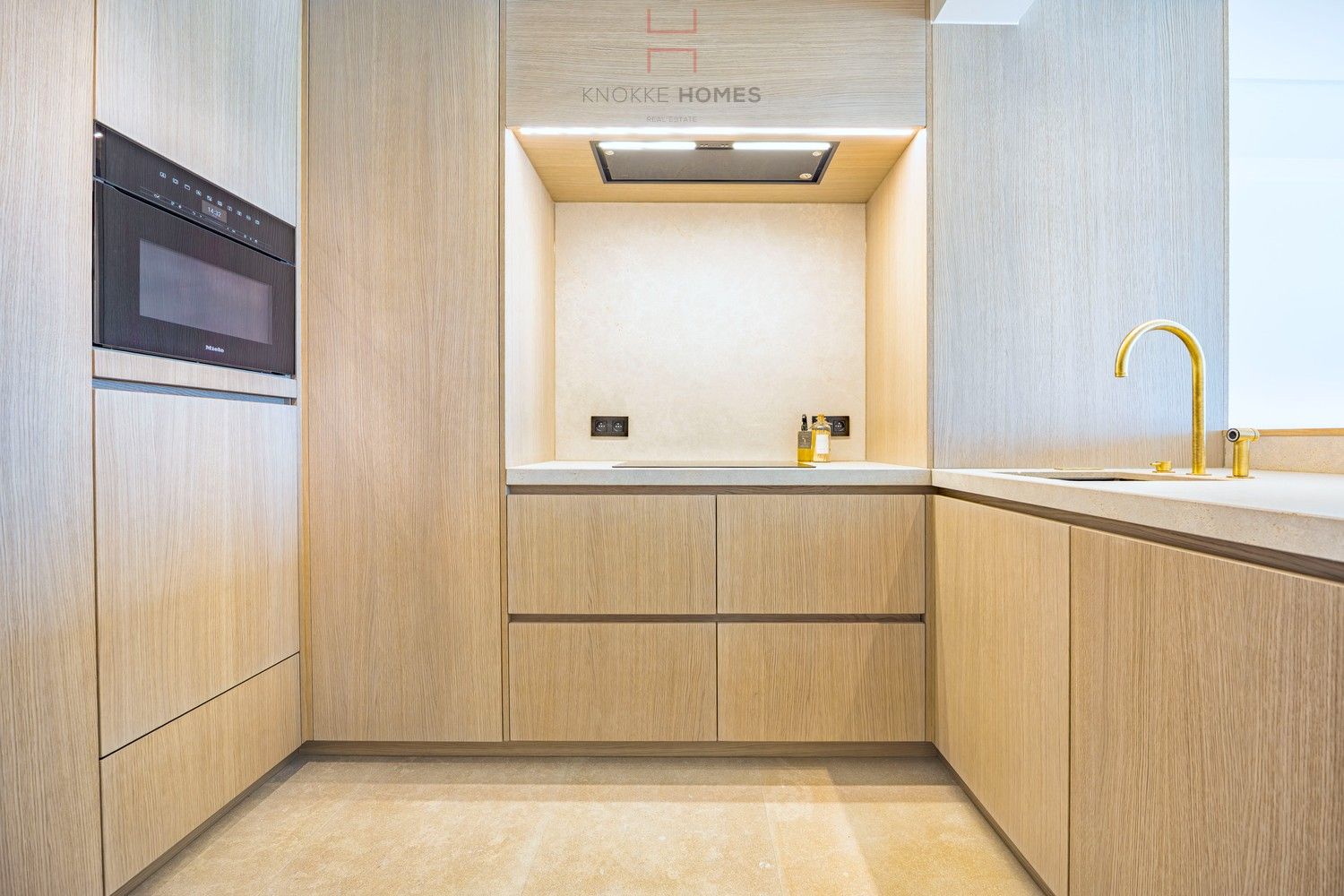 Volledig vernieuwd appartement met drie slaapkamers op de zeedijk van Duinbergen foto 12