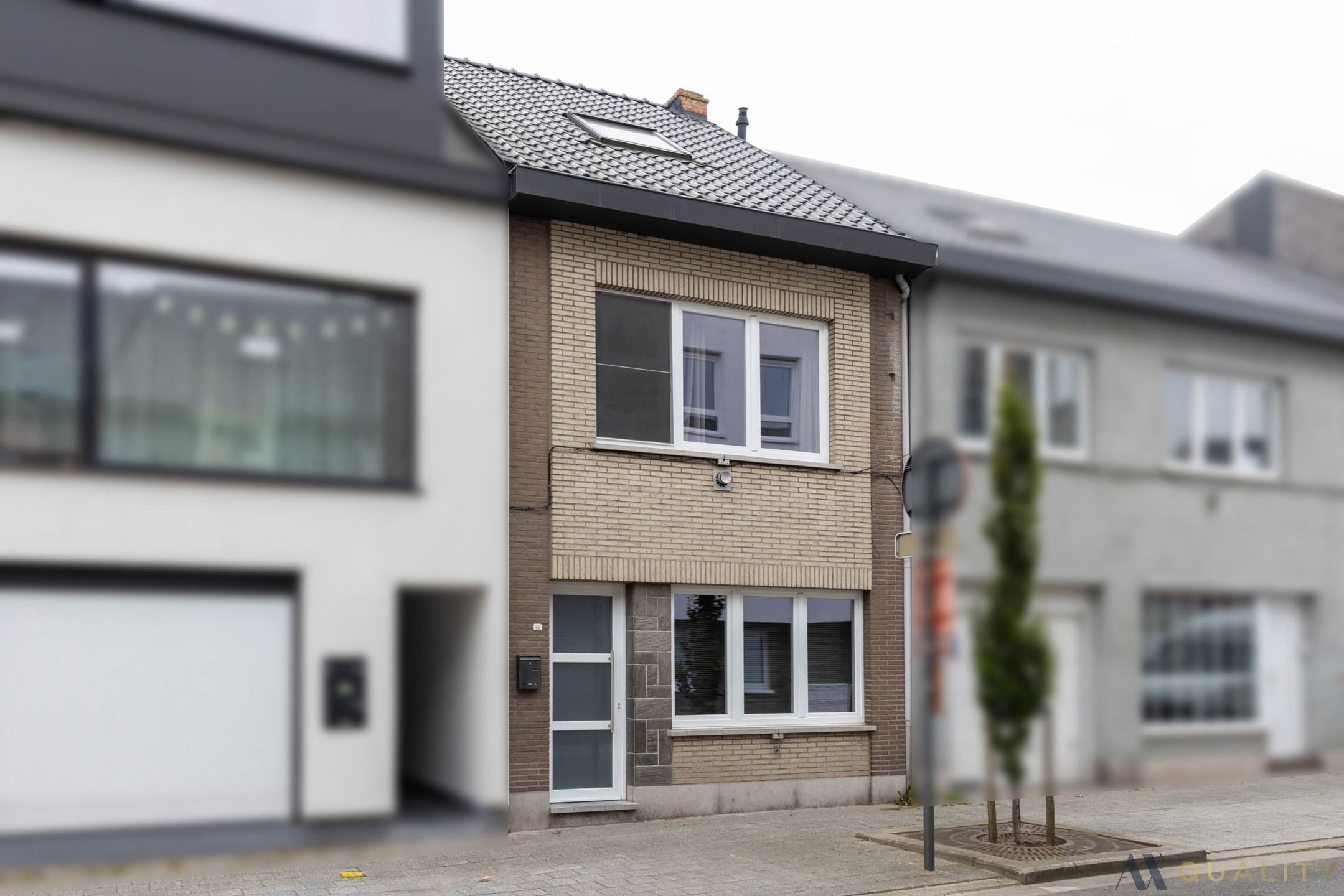 Gerenoveerde woning met mogelijkheid huren garage foto {{pictureIndex}}