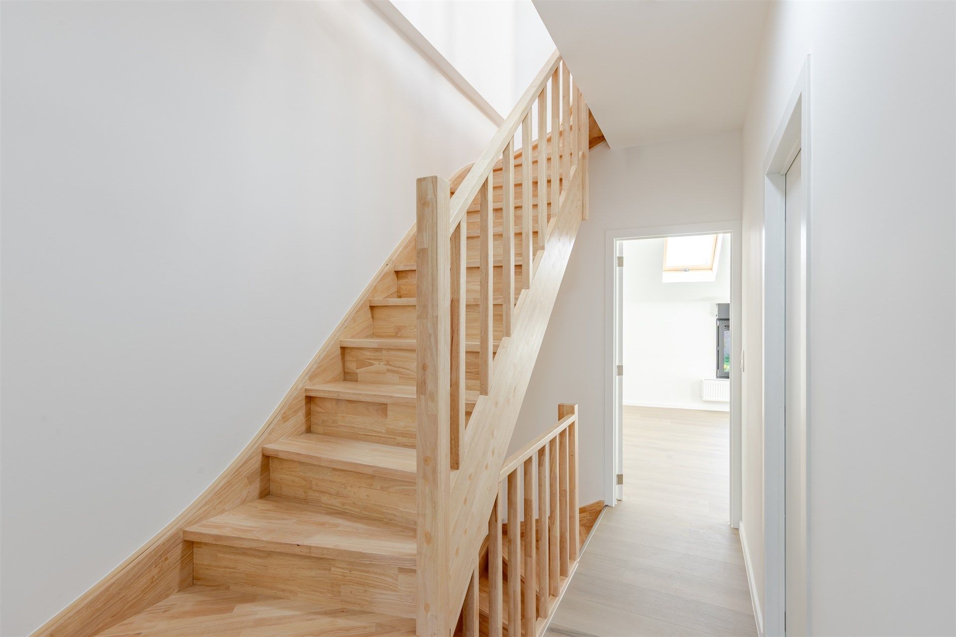 Top gerenoveerde woning met 3 slks en buitenruimte foto 8
