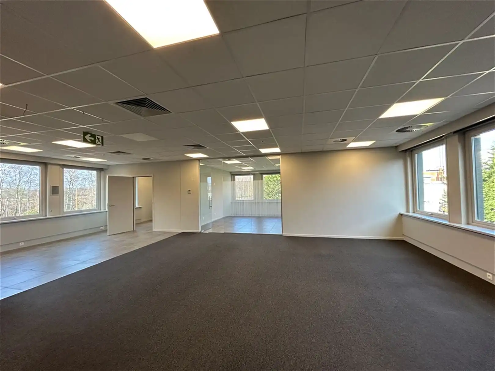 Multifunctioneel kantoorgebouw met veel parking te Houthalen foto 5