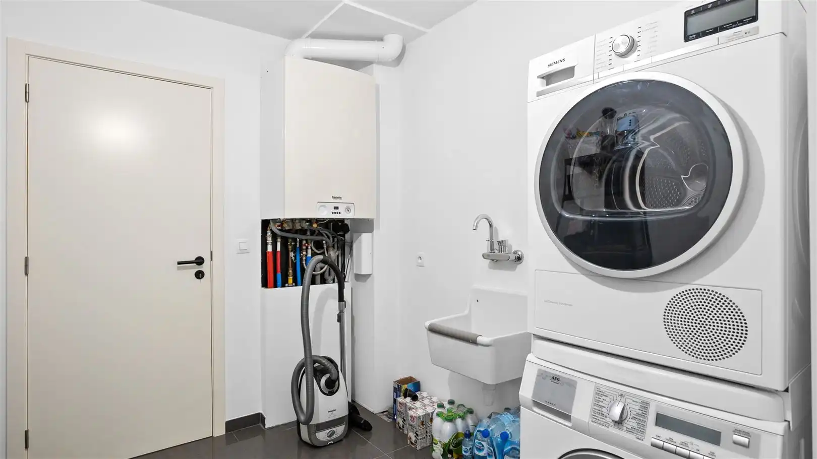 TE KOOP: Kwalitatief afgewerkte woning te Heusden-Zolder! foto 9