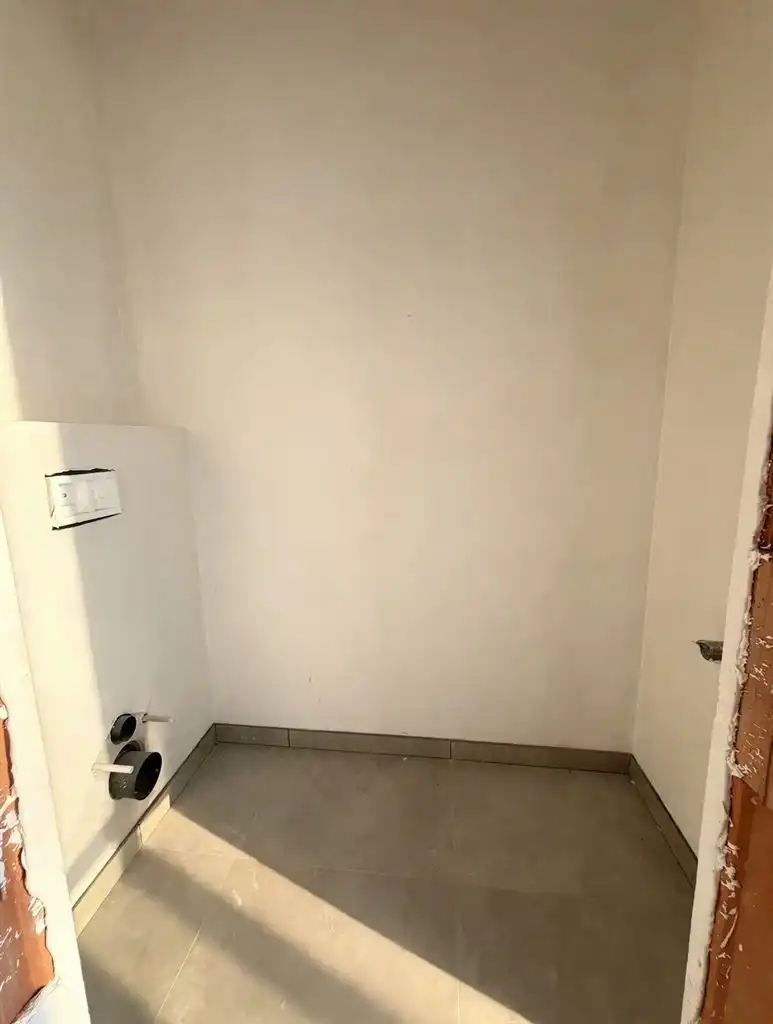 Zeer ruim 1 (+1)-slaapkamerappartement op de eerste verdieping met  zuidgericht terras van ca. 43 m², balkon en ondergrondse parkeerplaats, in hartje Maaseik. foto 10