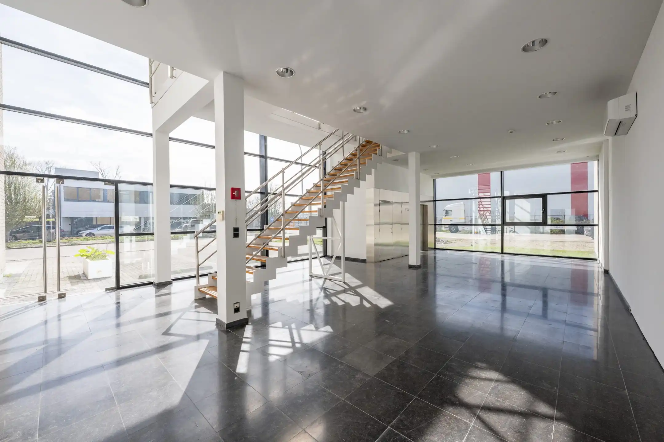 TE HUUR Bedrijfsgebouw te Wilrijk foto 9