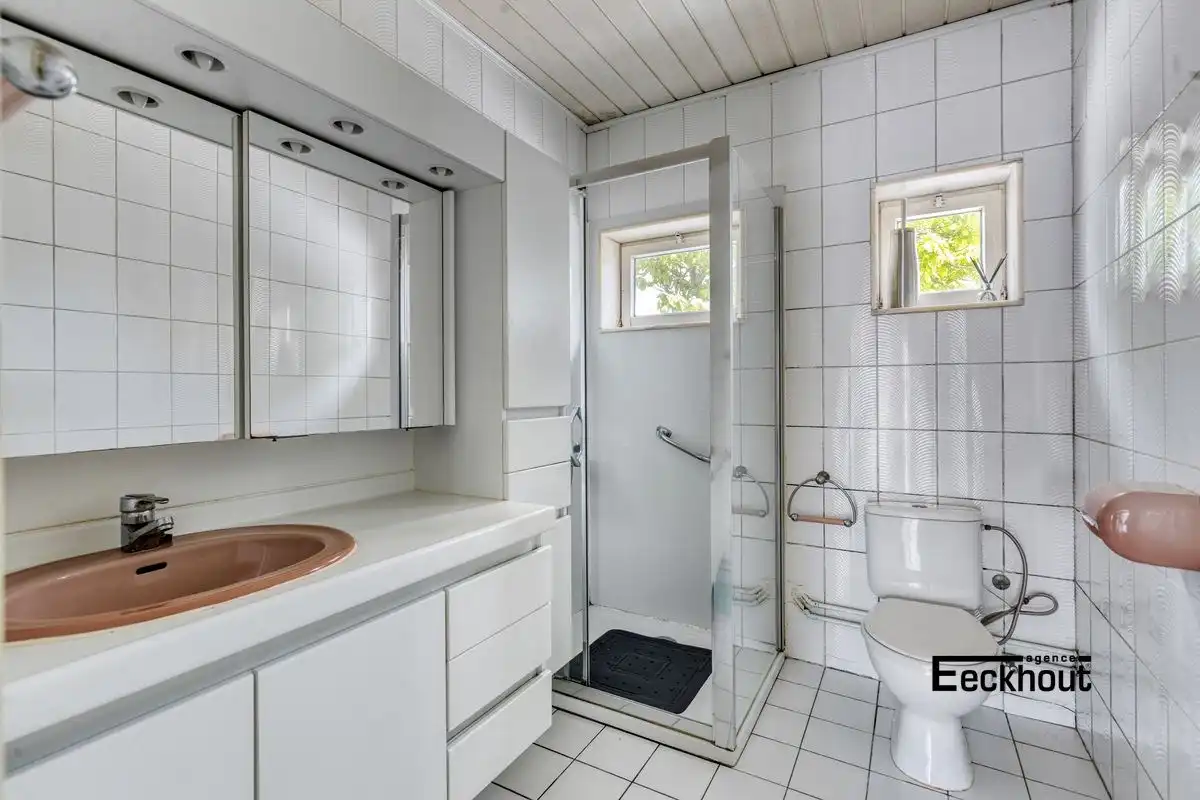 Halfopen bungalow met prachtige tuin en garage! foto 13