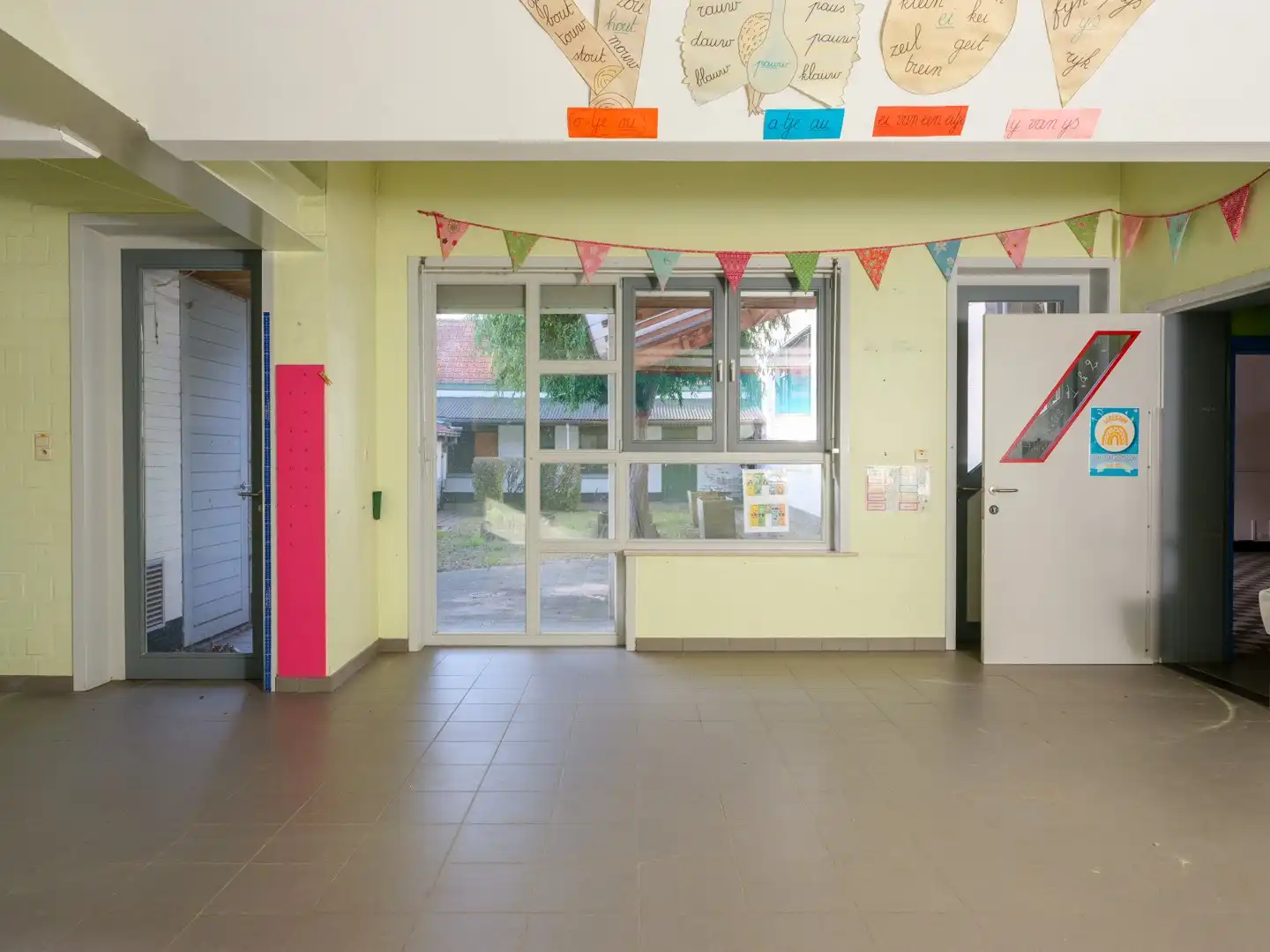 Voormalig schoolgebouw in centrum Damme foto 14