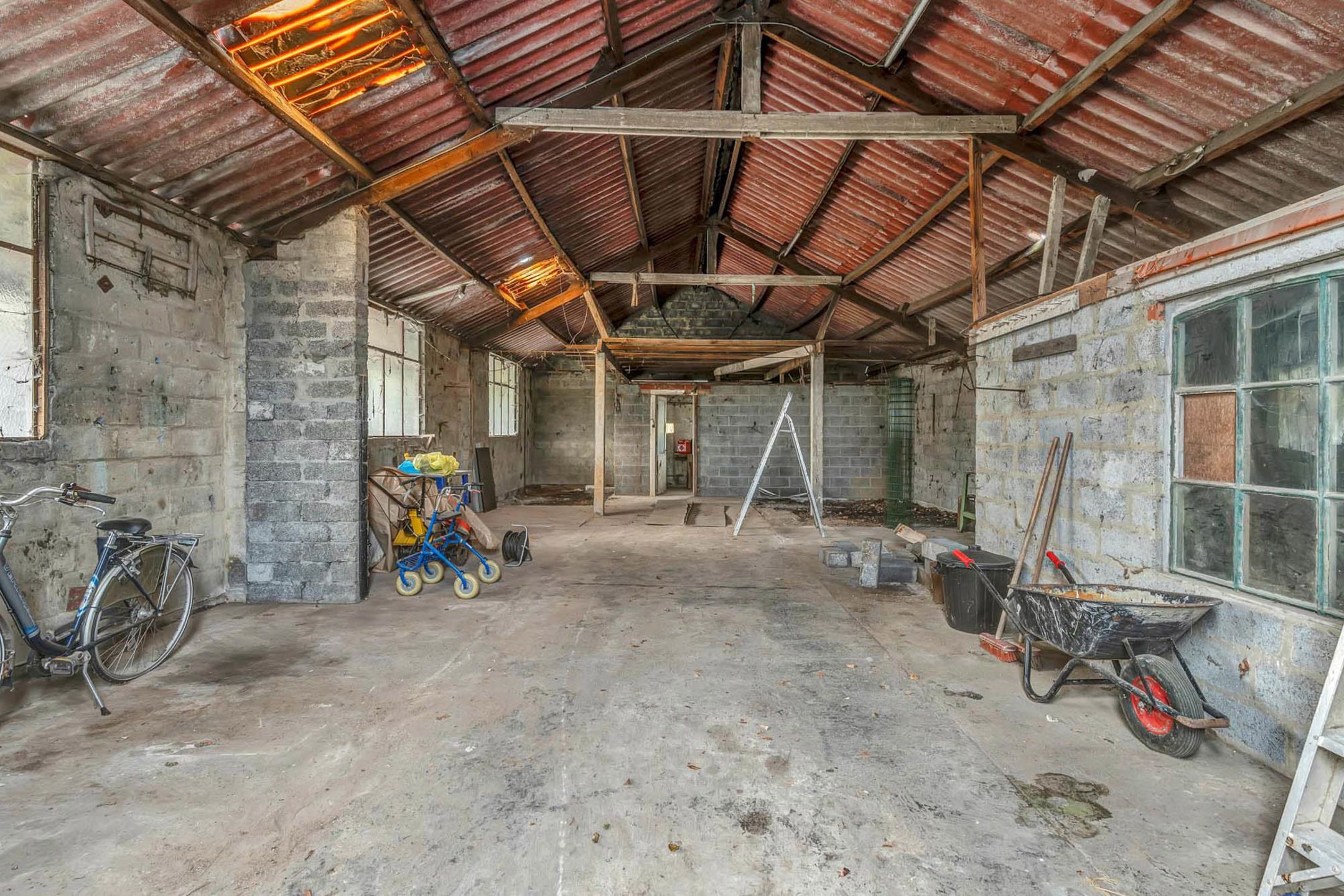 Ruime villa met loods en garage foto 16