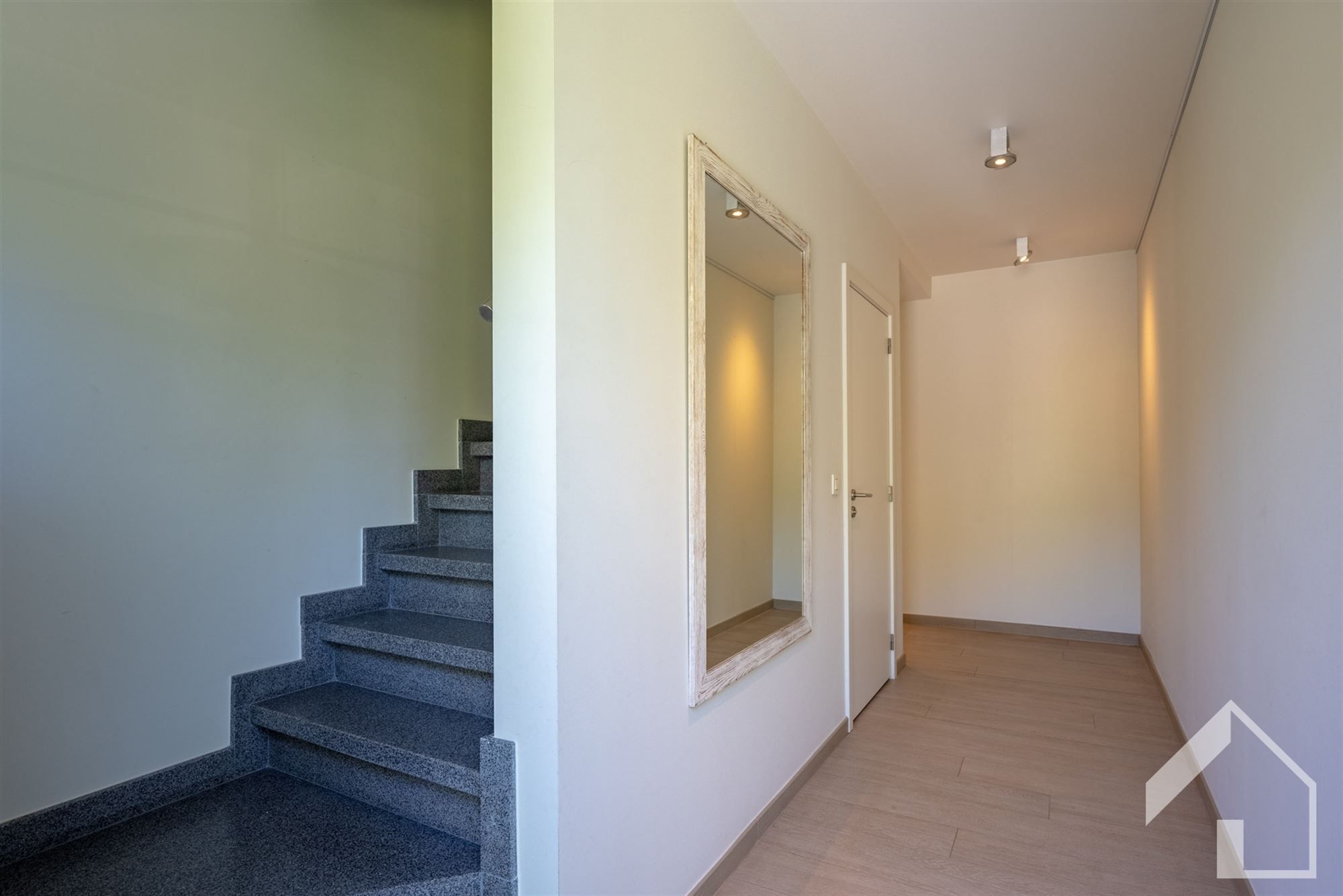 Energiezuinige woning met lift, tuin, oprit en inpandige garage foto 11