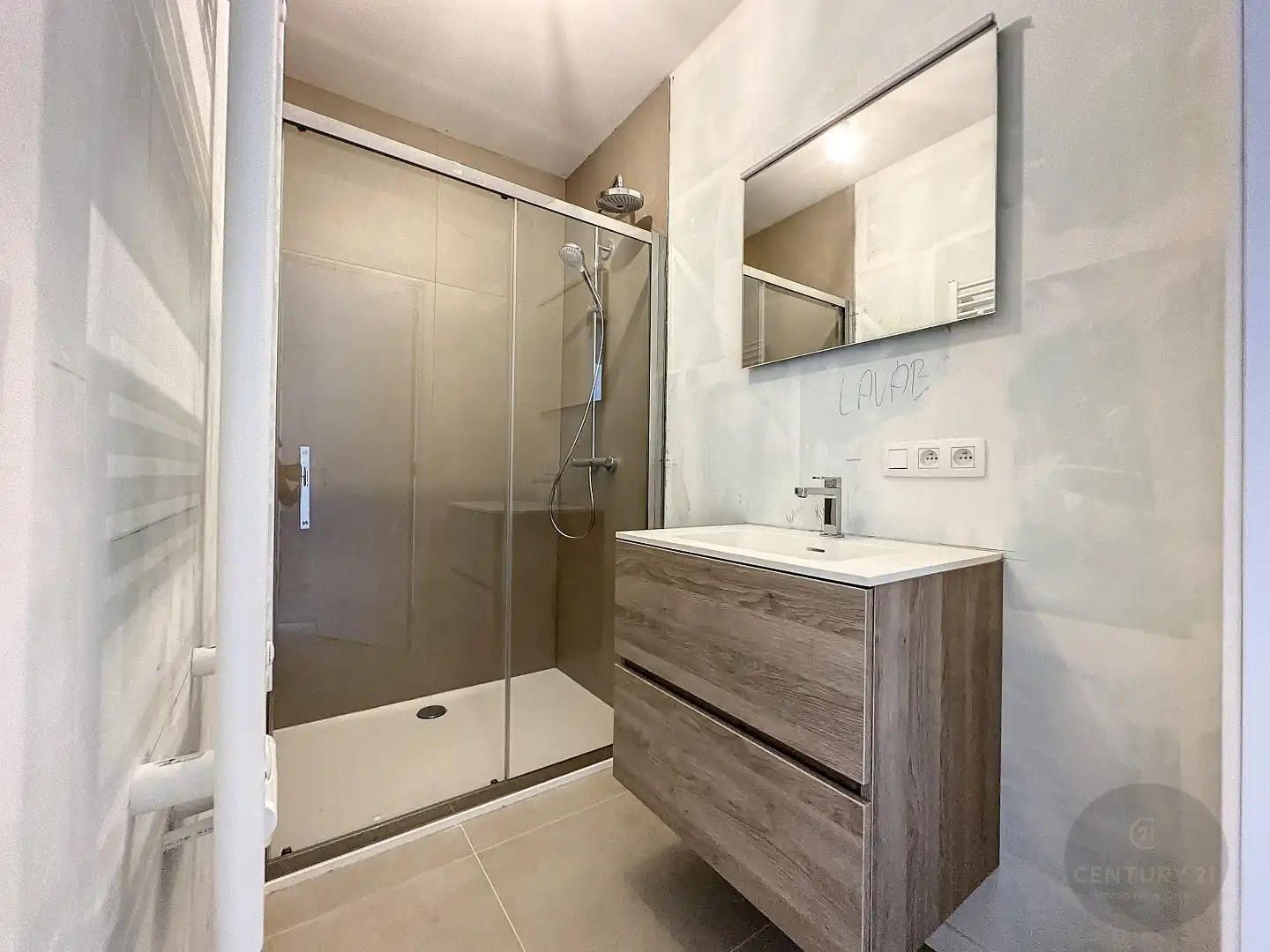 NIEUW en ZEER RUIM gelijkvloersappartement foto 19