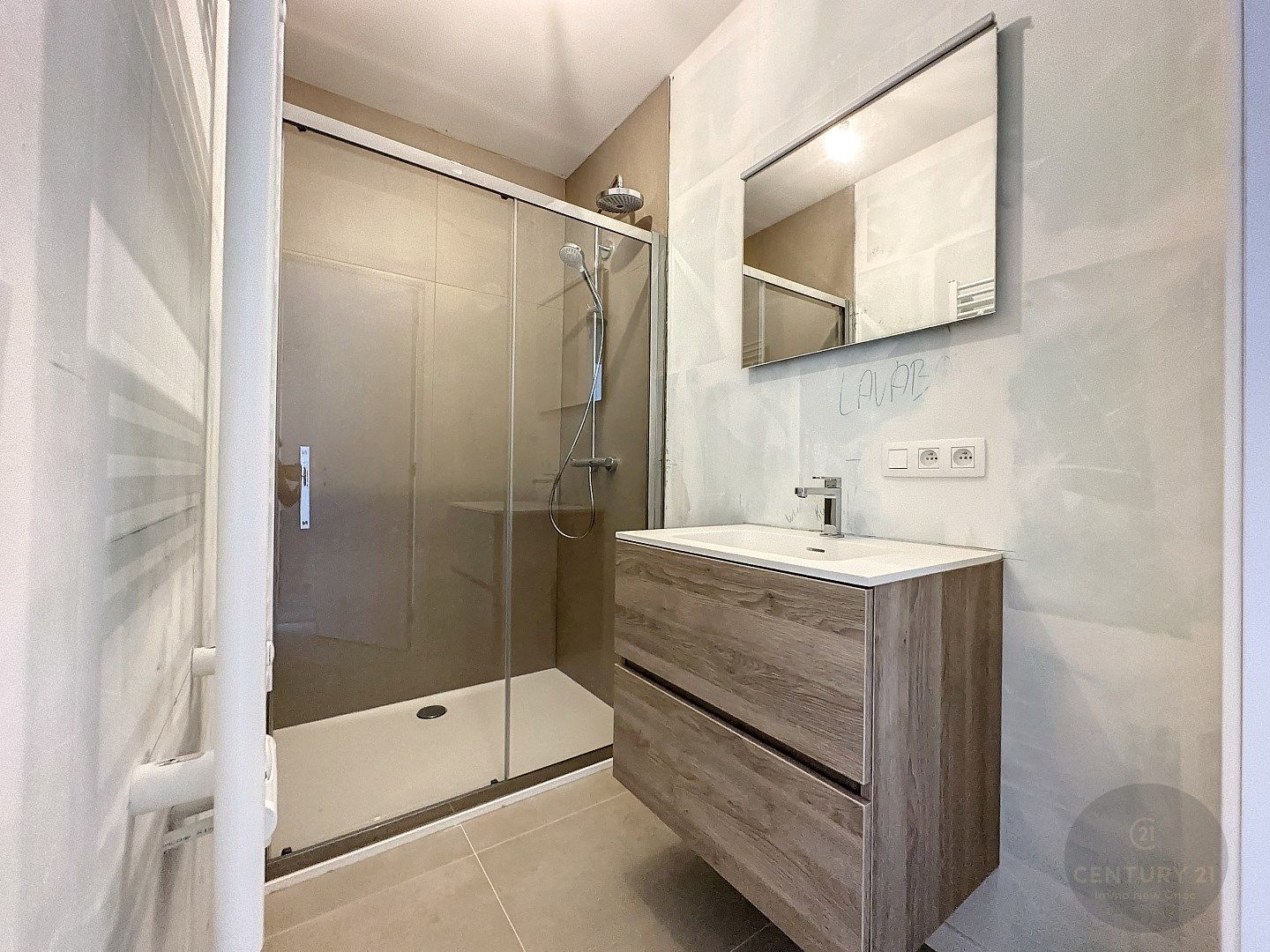 NIEUW en ZEER RUIM gelijkvloersappartement foto 19