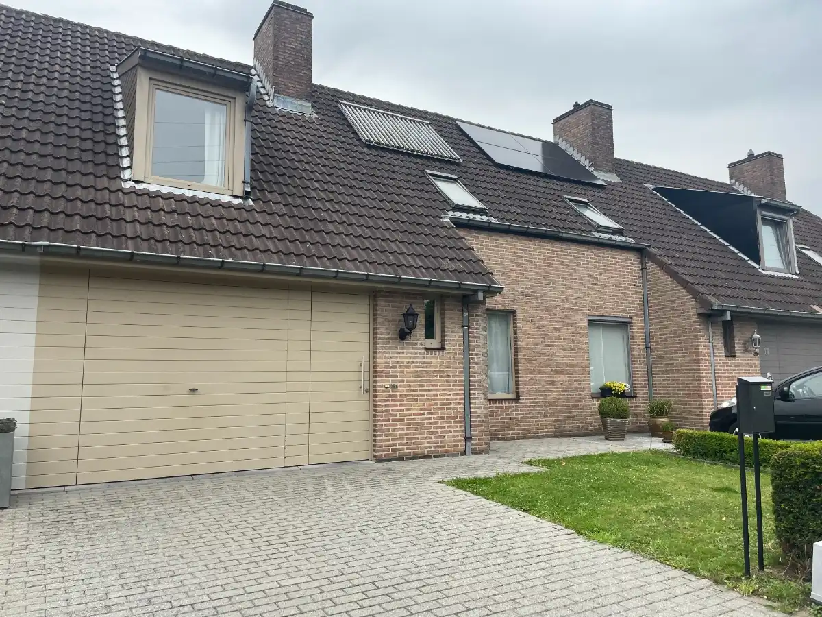 EENGEZINSWONING + garage & tuin foto {{pictureIndex}}
