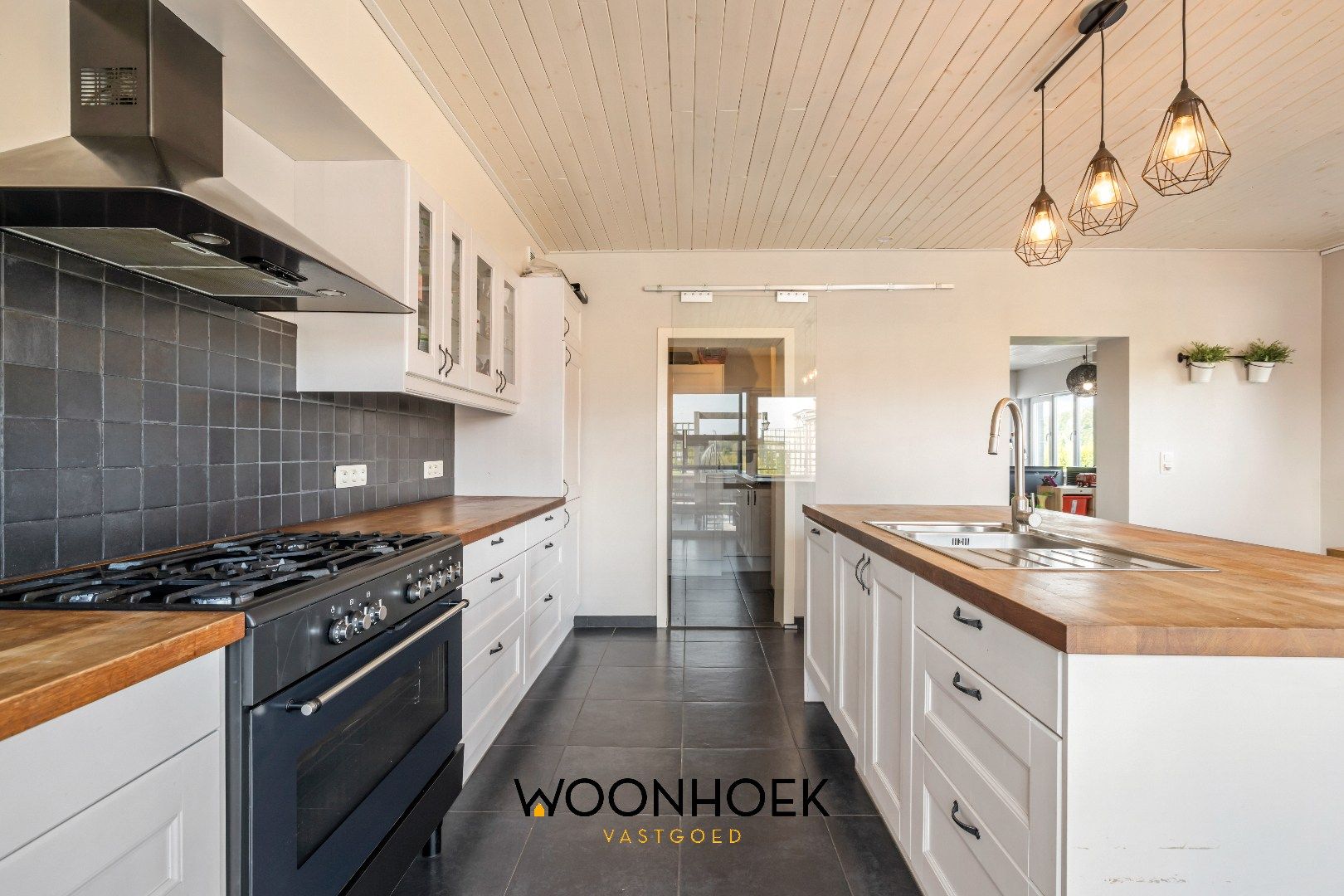Ruime 4 slaapkamer woning met fraai aangelegde tuin te Lokeren!  foto 3