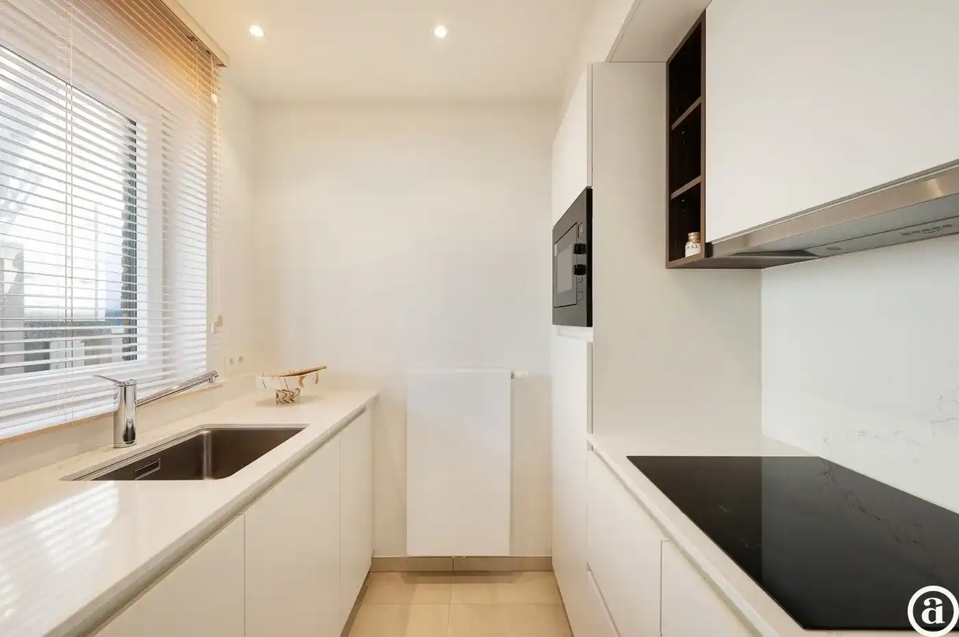 Lichtrijk hoekappartement met zijdelings zeezicht, centrum   foto 13