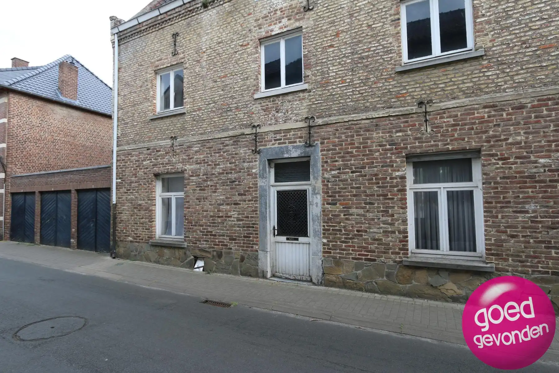 Authentieke begijnenwoning + bouwperceel met 6 garageboxen foto 13