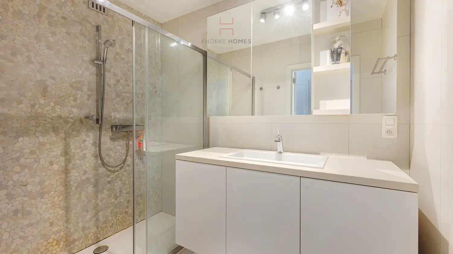 Instapklaar appartement met open zicht over het Dir. Gen. Willemspark en de Zee foto 9