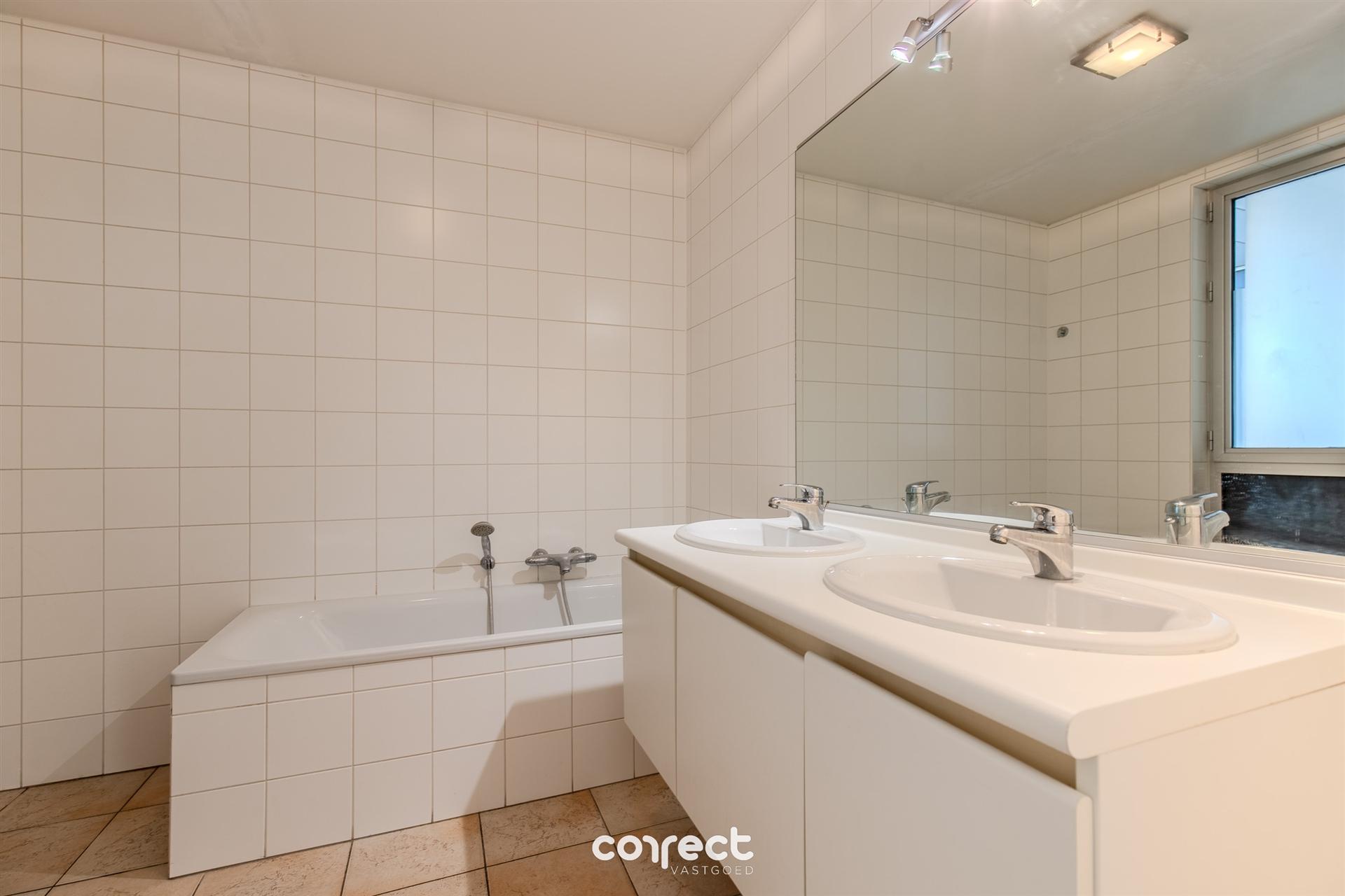 Lichtrijk en instapklaar 3 slaapkamer appartement met zicht op de IJzer. foto 7
