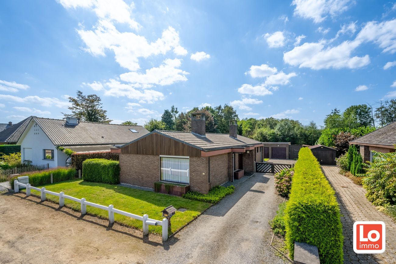 VERKOCHT! Degelijke te renoveren gelijkvloerse woning met afzonderlijke dubbele garage op een toplocatie nabij het centrum van Destelbergen. foto 1