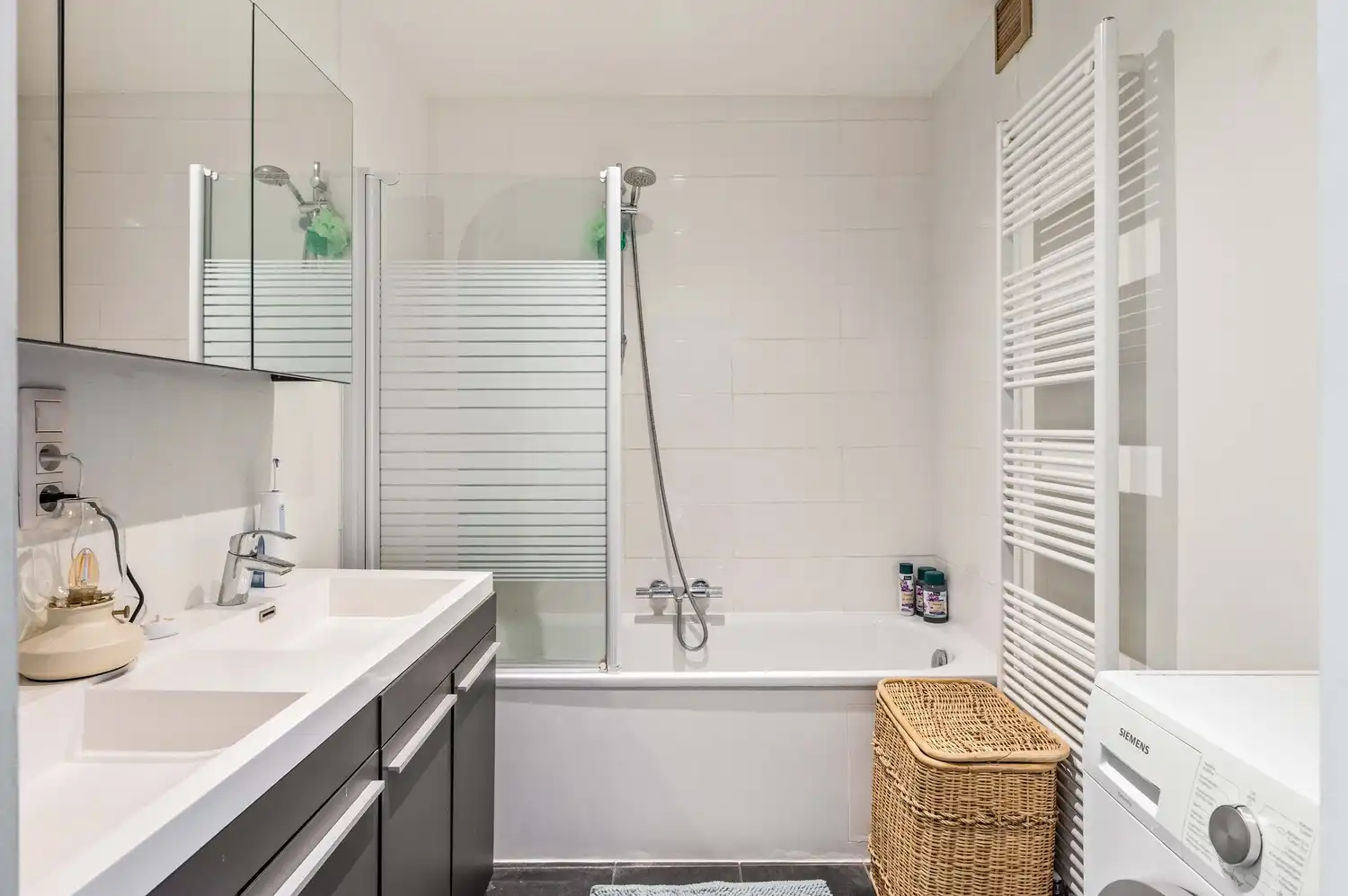 Gunstig gelegen, gerenoveerd 2 slaapkamer appartement met privatieve tuin! foto 16