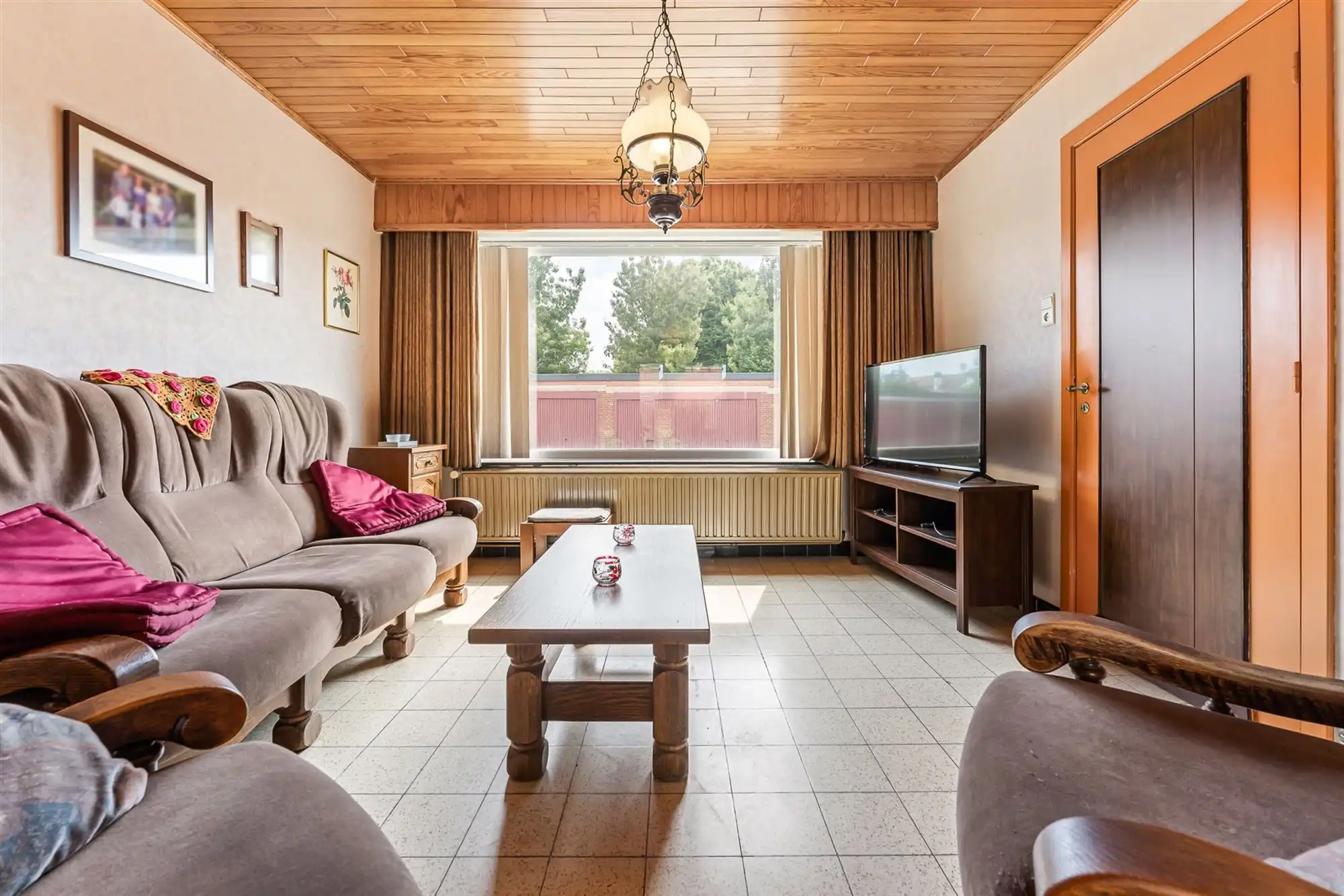 PERFECT ONDERHOUDEN WONING MET ACHTERINRIT NAAR TUIN IN BERINGEN CENTRUM foto 2