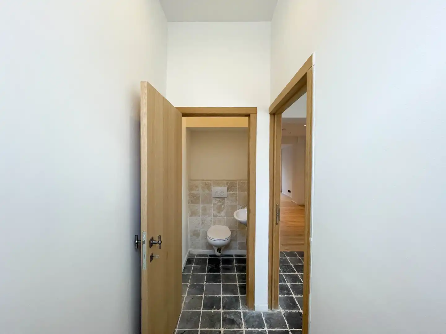 Volledig gerenoveerde instapklare starterswoning met 2 slaapkamers nabij het centrum van Roeselare! foto 3