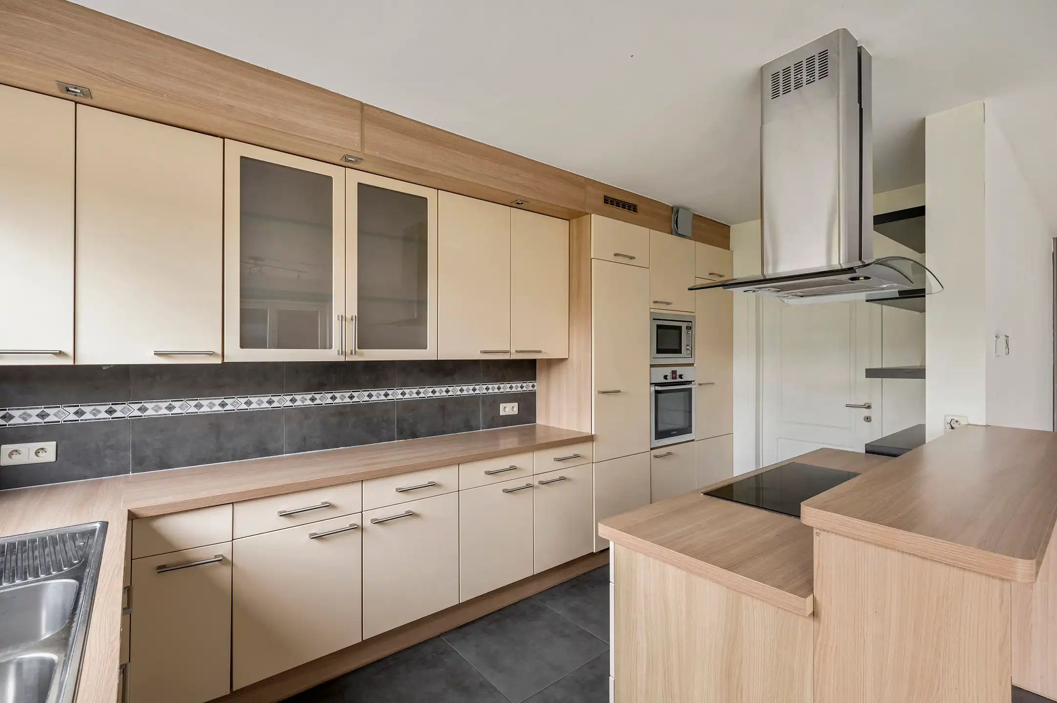 Ruime en lichtrijke gezinswoning met 3 slaapkamers, dressing bureau en aangename tuin foto 7