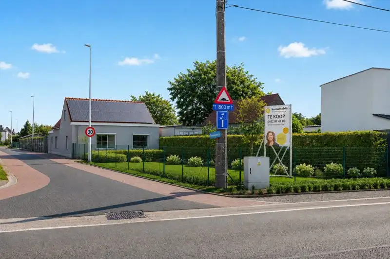RUIME GERENOVEERDE WONING MET 3 SLPK TE KOOP IN WACHTEBEKE foto {{pictureIndex}}
