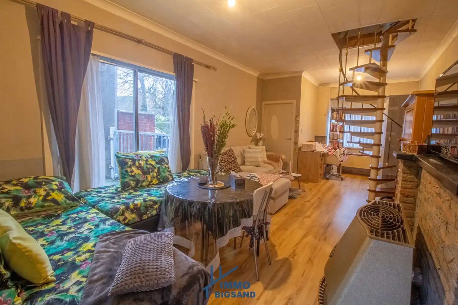 Halfopen woning met diepe oprit met garage en tuin foto 5