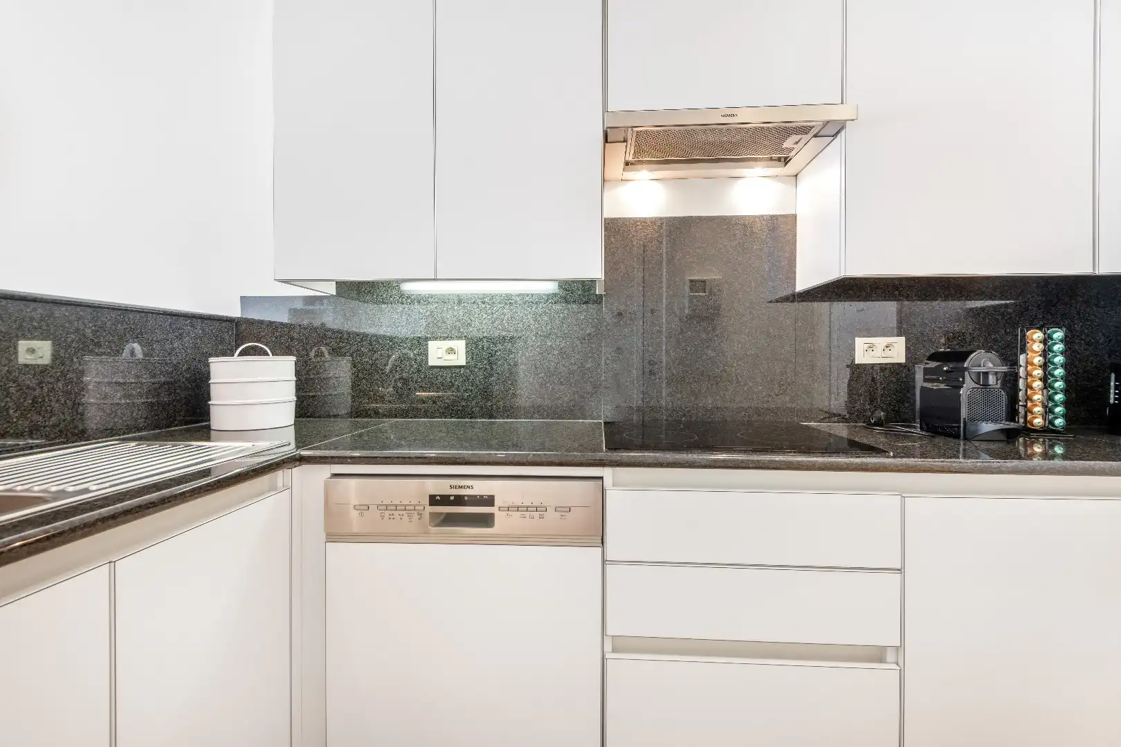 Aangenaam appartement met groot zonneterras gelegen in een rustige zijstraat van de Dumortierlaan. Parking mogelijk. foto 9