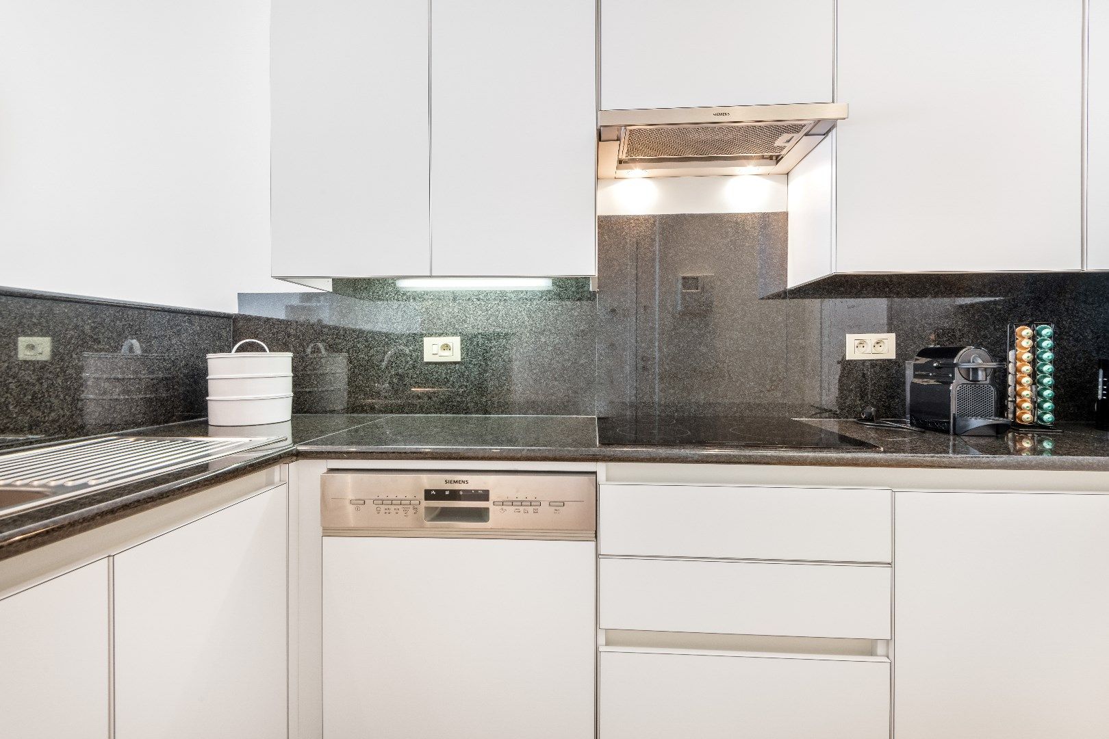 Aangenaam appartement met groot zonneterras gelegen in een rustige zijstraat van de Dumortierlaan. Parking mogelijk. foto 9