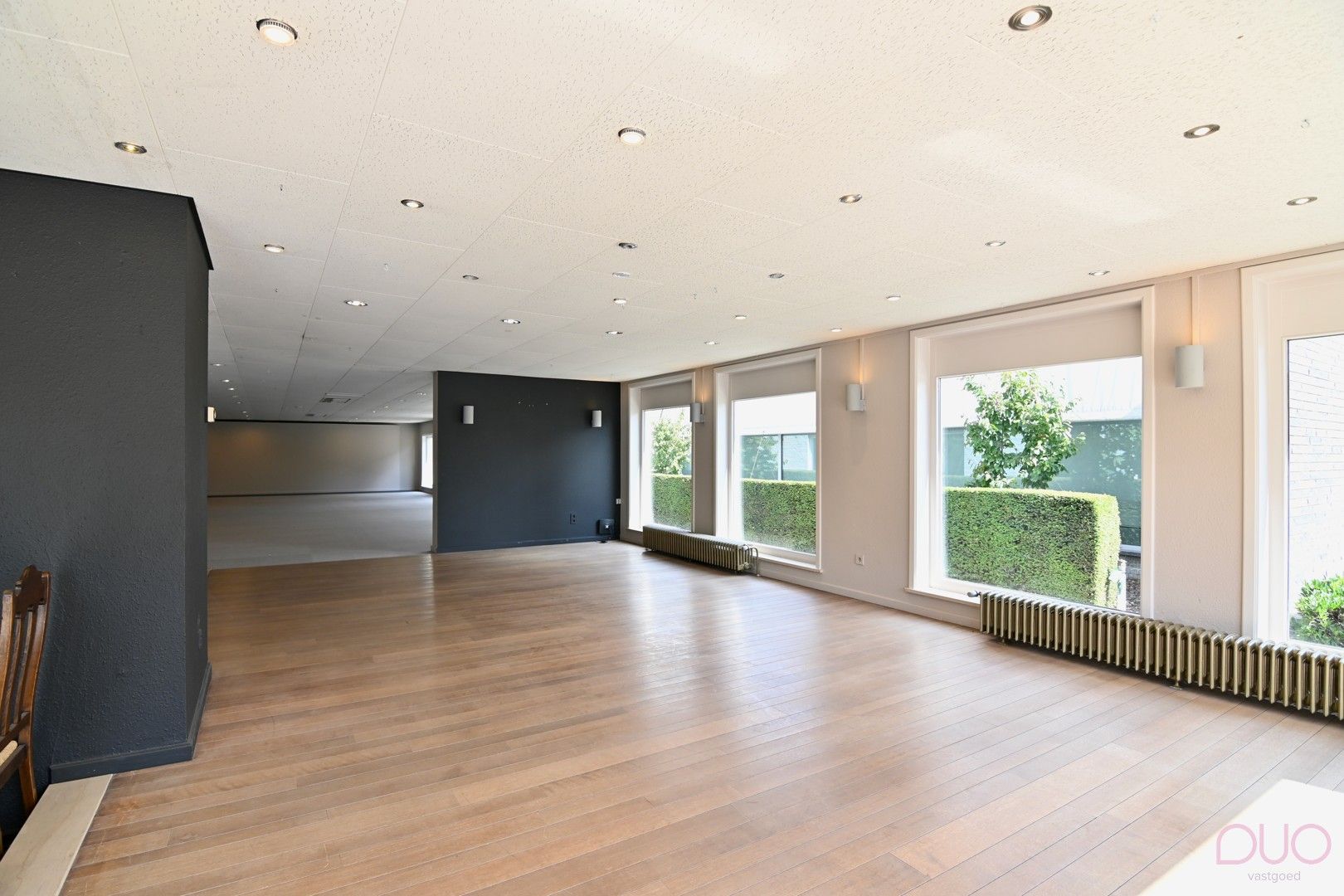 Ruim handelspand van ca. 300m2, met werkruimte in kelder en bovenliggende woonst van ca. 117m2 foto 2