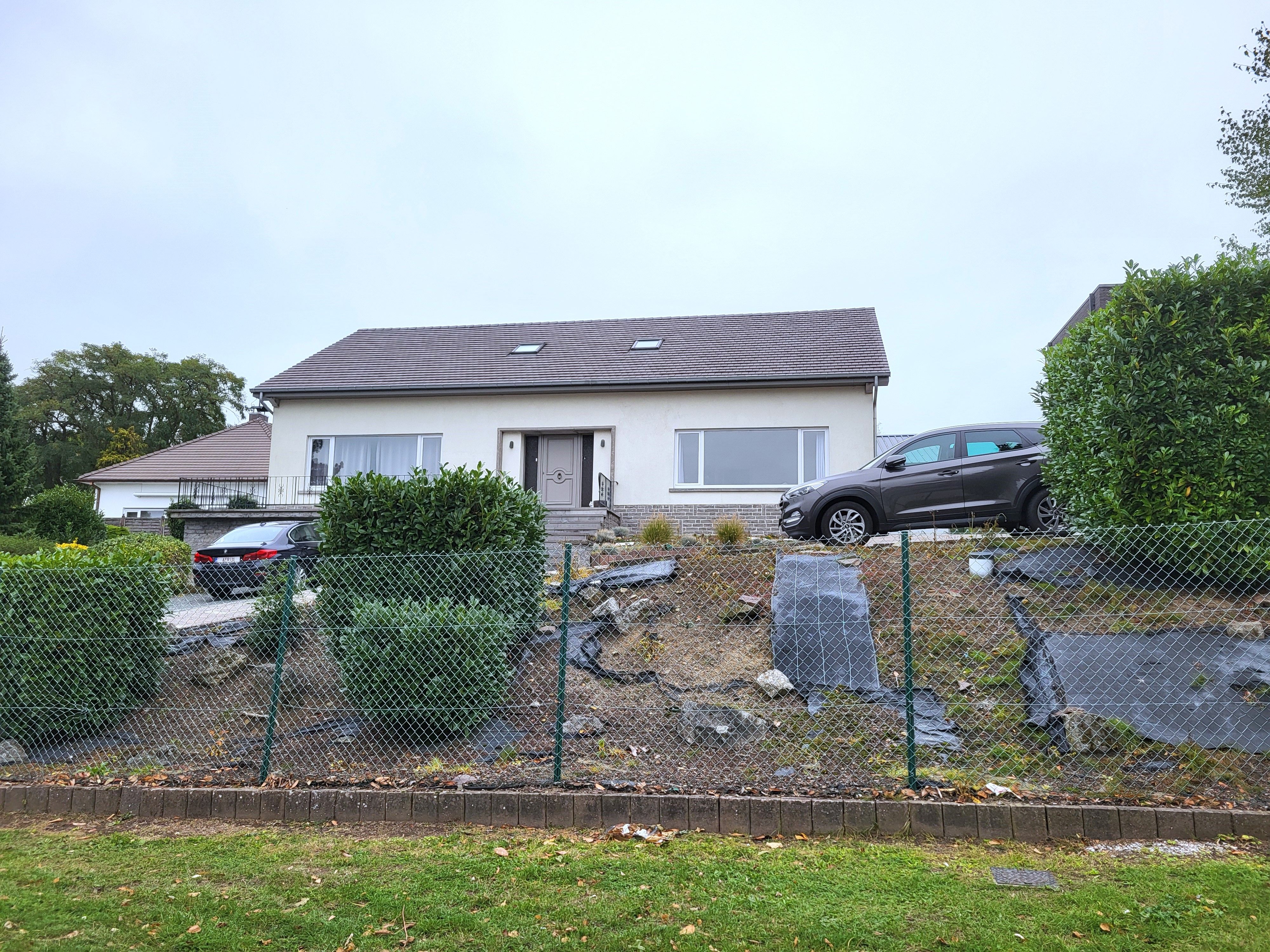 Prachtige koppelwoning met zonnige oprit/ terras, garage en 2 autostaanplaatsen.  foto 2