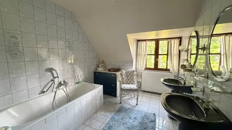Stijlvolle villa van 275m² op 20 are met bureel, 4 slaapkamers, 2 bad-of douchekamers, dubbele garage foto 21