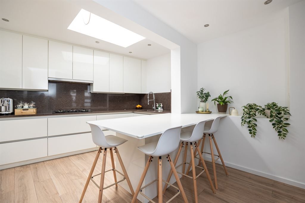Ruime gerenoveerde woning met alle comfort foto 3
