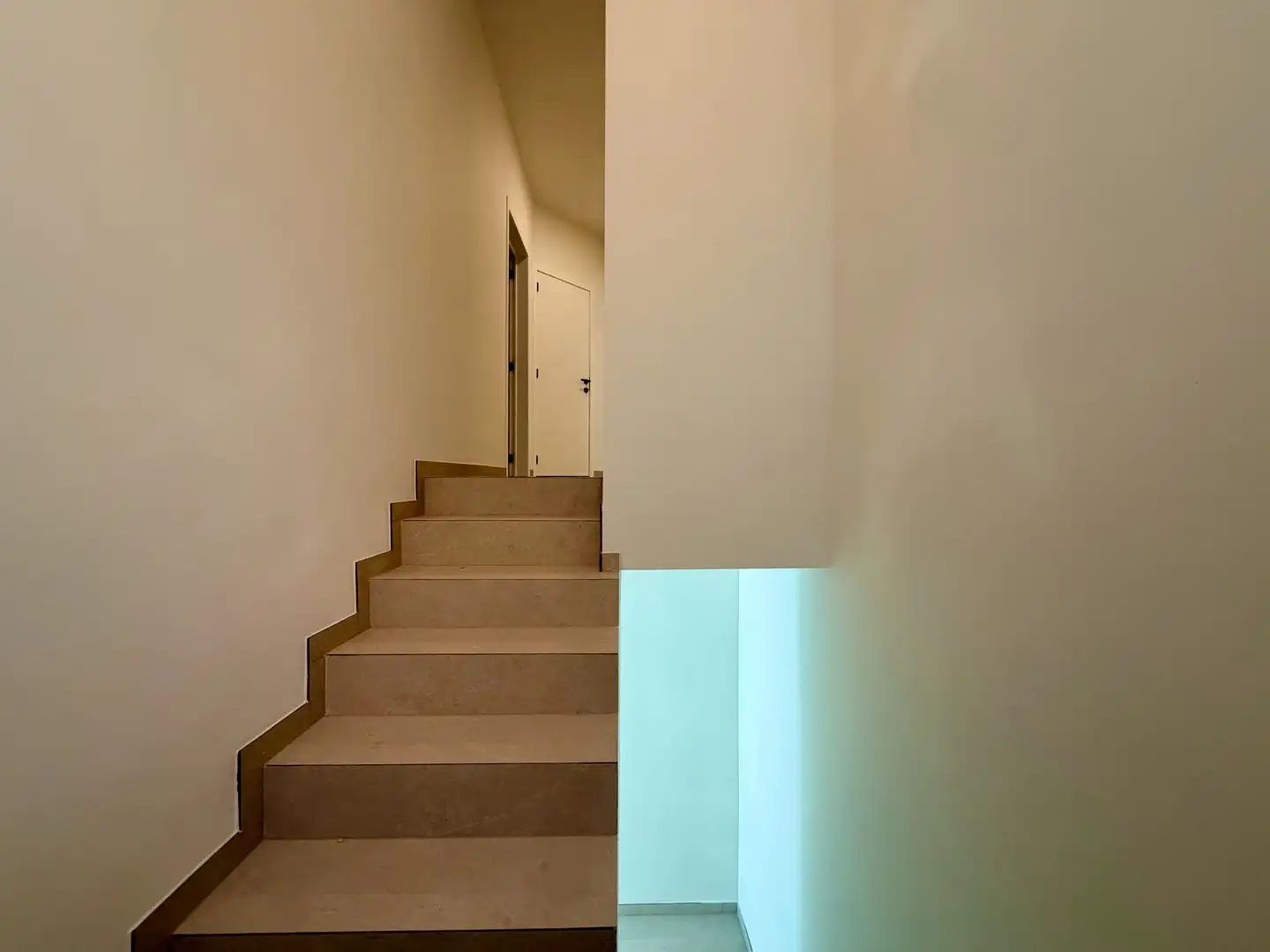 Volledig gerenoveerd 2-slaapkamerappartement met zolder in het hart van Tielt! foto 14