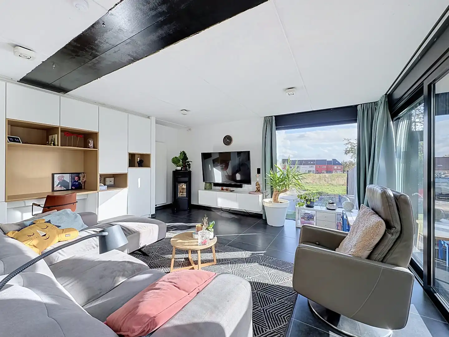 Lichtrijke woning met zwembad op rustige locatie! foto 2