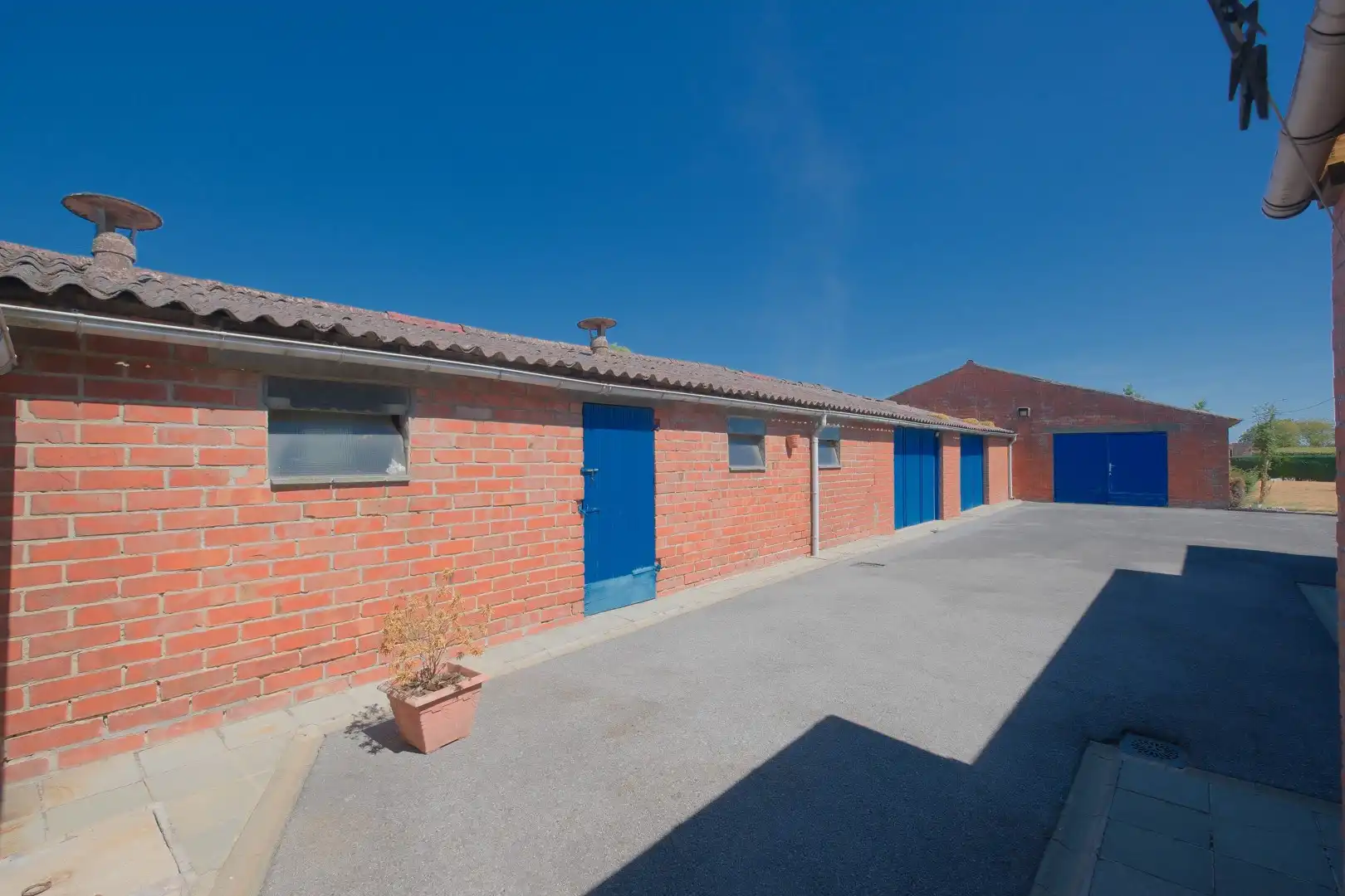 Kortemark - Rustig gelegen woning met 2 loodsen! foto 19
