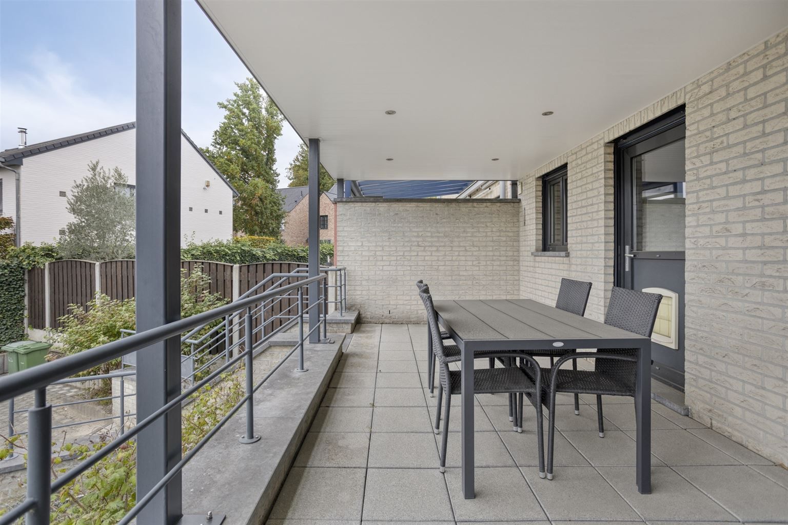 Ruim gelijkvloers appartement met gezellig, overdekt terras en ondergrondse garage, op een toplocatie vlak bij het centrum van Maaseik. foto 7