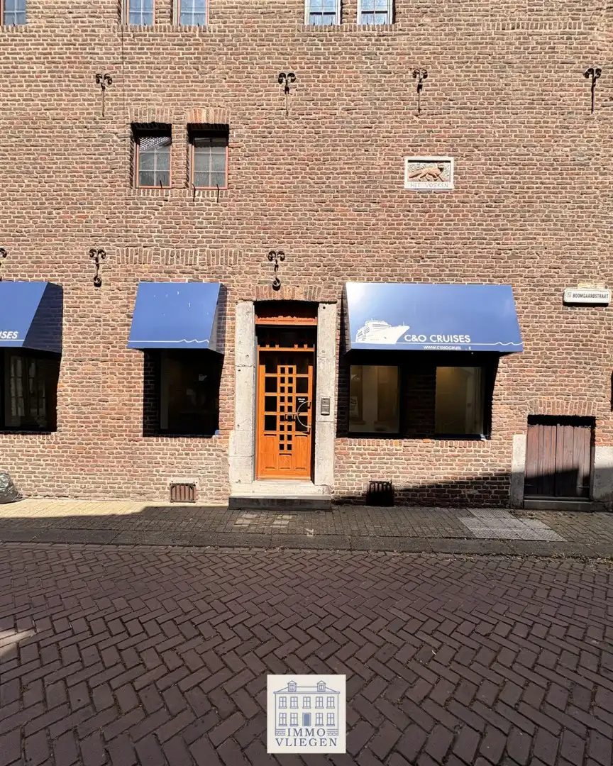Karaktervol gelijkvloers handelspand aan de markt van Maaseik foto 4