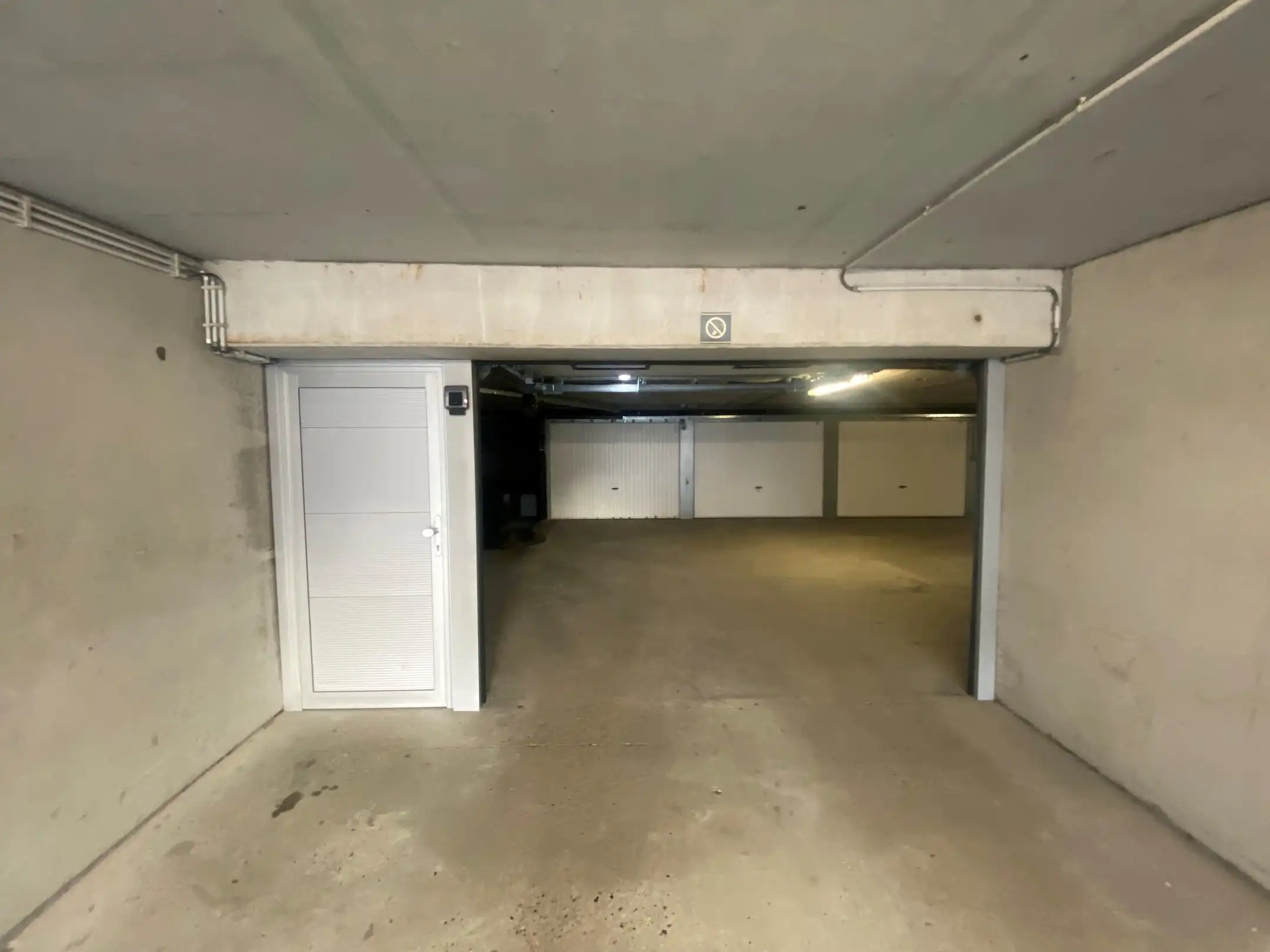 Ruime garagebox (niveau -1 , 8m90 diep) gelegen in de Gasmeterstraat foto 3