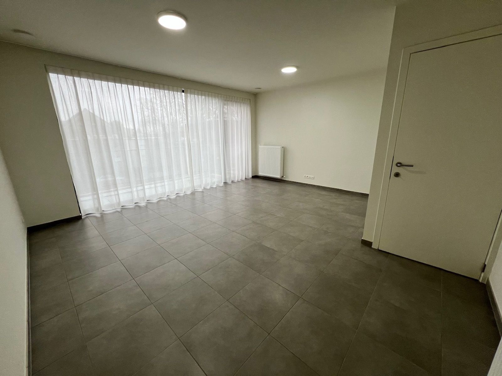 Recent dakapp met 2slpk, terras en parking foto 3