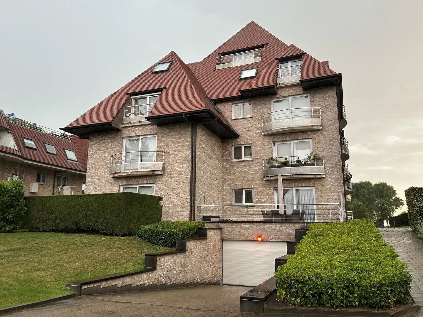 Instapklaar appartement met groot zonneterras nabij de havengeul. foto {{pictureIndex}}
