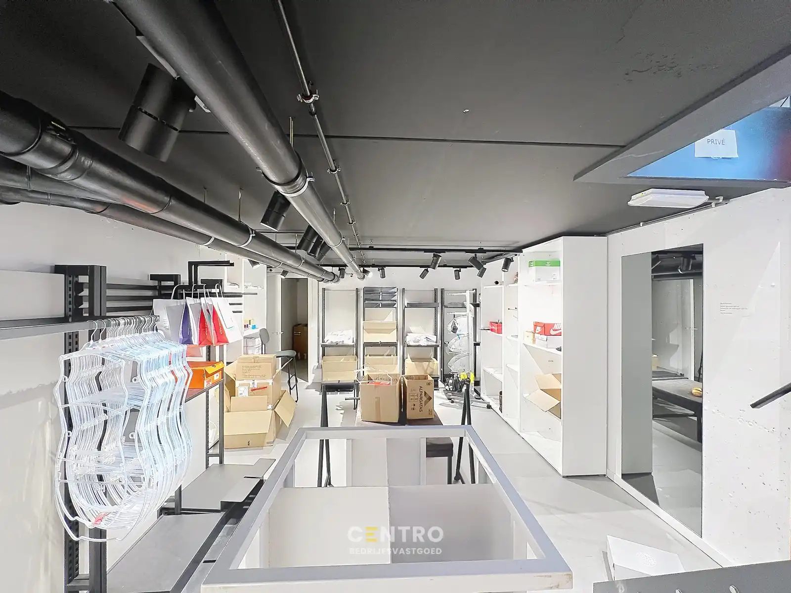 Instapklare commerciële ruimte van ca. 300 m². Uitstekend gelegen met veel passage en zichtbaarheid, ideaal voor retail of showroomconcepten ! foto 20