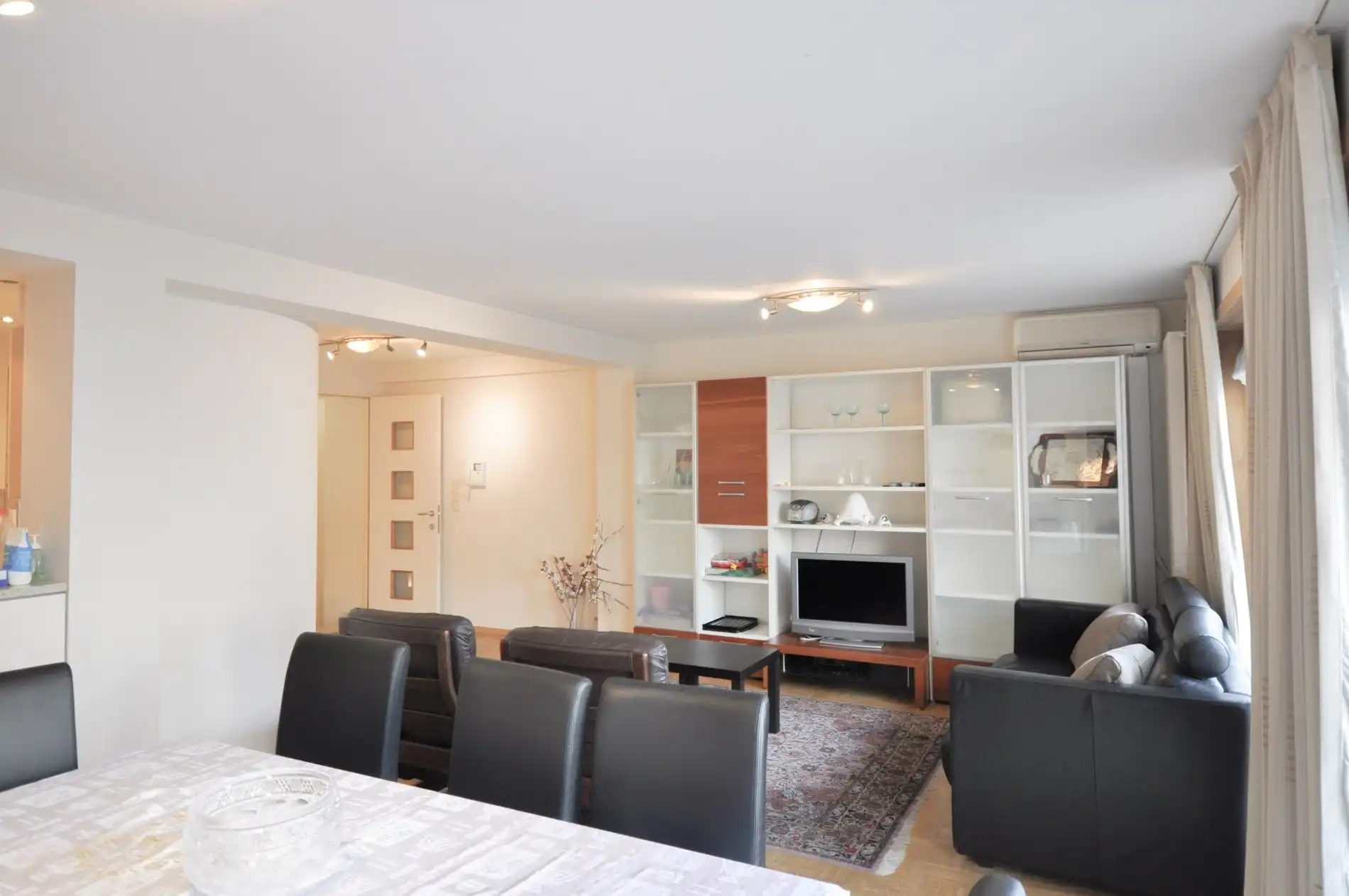 Lichtrijk appartement met een ruim zuidwest gericht terras gelegen nabij het commercieel centrum en het strand. foto {{pictureIndex}}