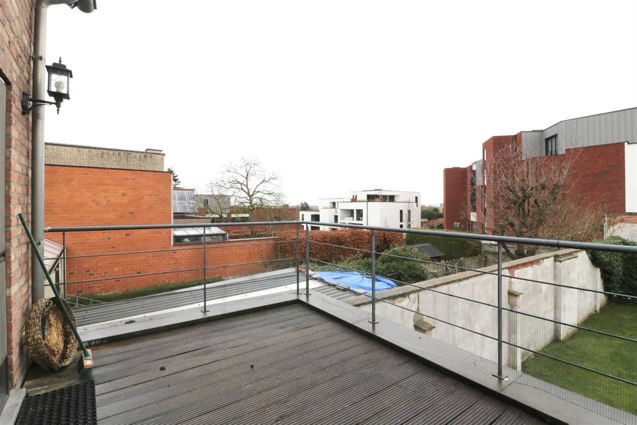 Duplex-appartement met 2 slpk., terras, autostaanplaats in centrum foto 6