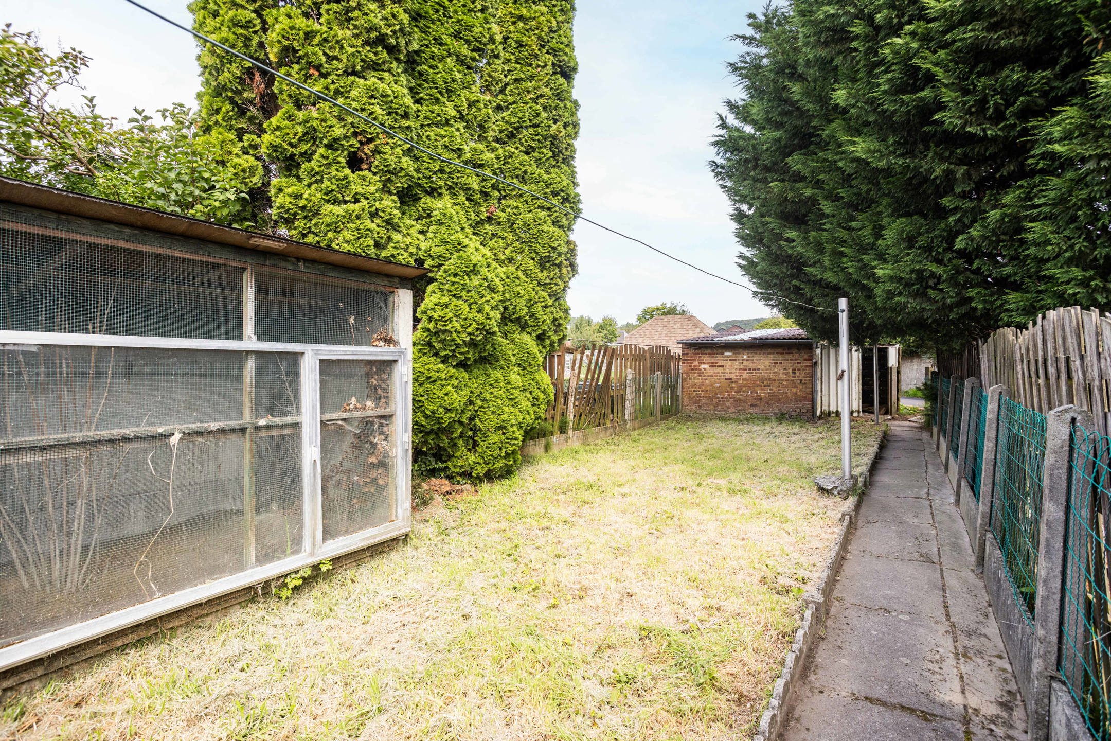 Te moderniseren eigendom met tuin en garage in de stadsrand foto 20