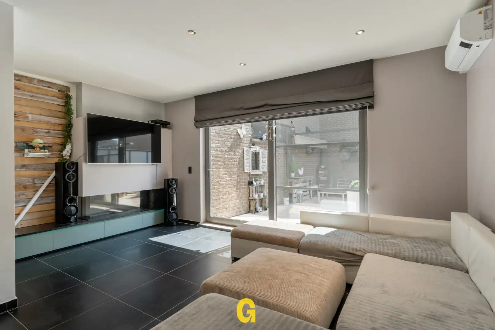 Knap afgewerkt triplex appartement met 4 slaapkamers, 2 badkamers en standplaats met ruime kelderberging  foto 3