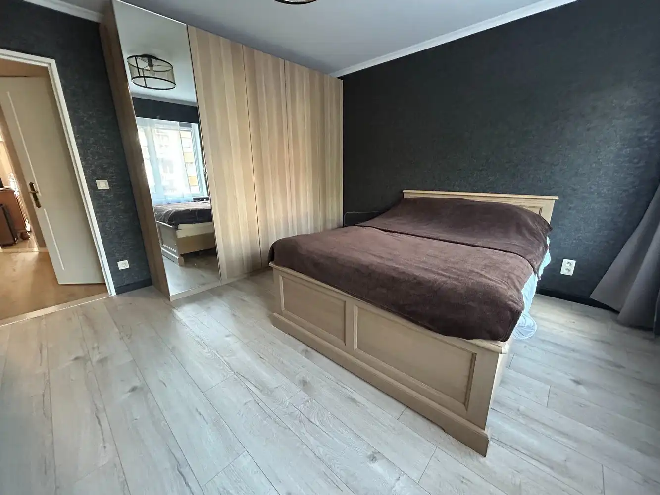 GERENOVEERD APPARTEMENT MET 2 SLAAPKAMERS, BUREAURUIMTE EN TERRAS foto 8